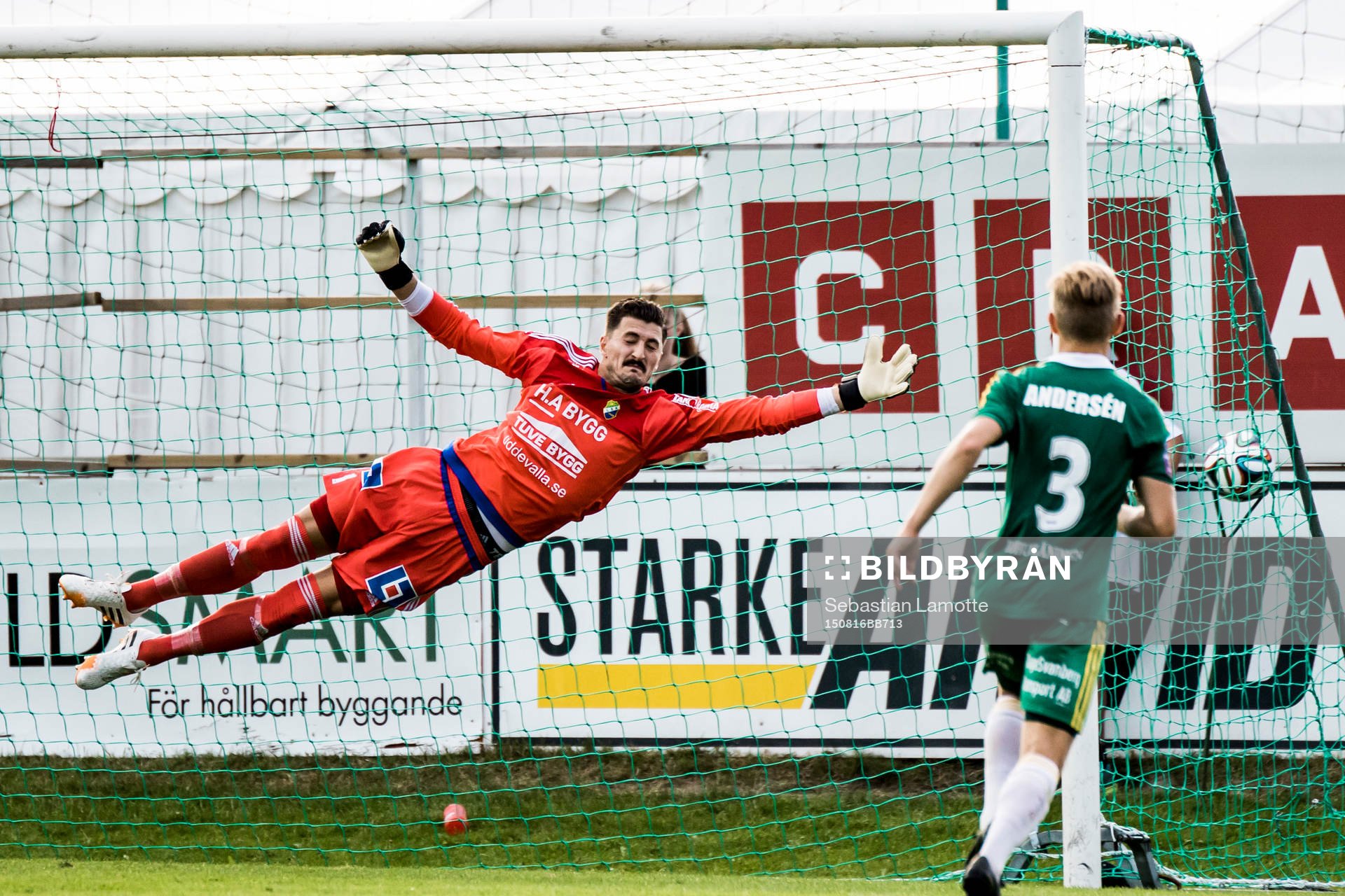 Ljungskiles målvakt Ivo Vazgec  släpper in en frispark