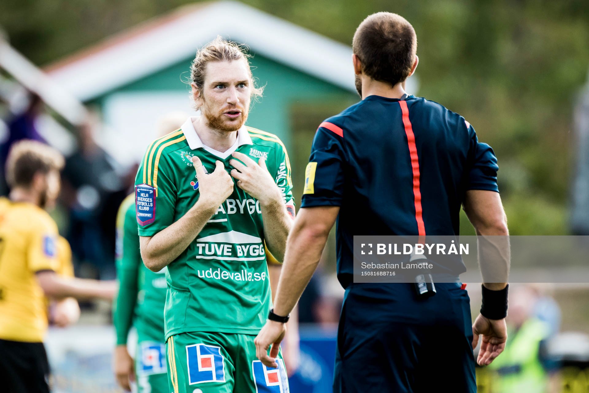 Ljungskiles Markus Gustafsson pratar med domare Kaspar