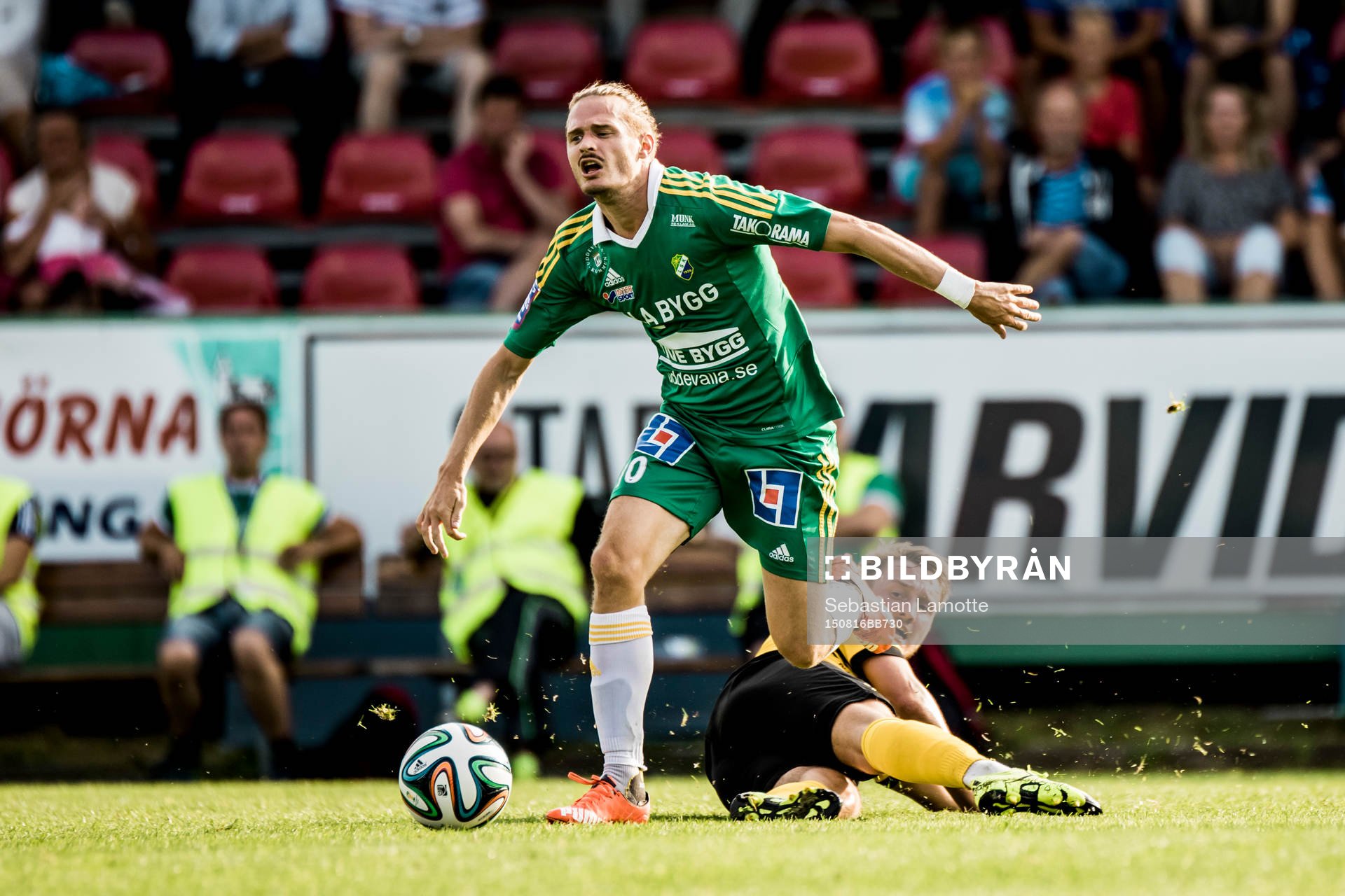 Ljungskiles Jonas Lindberg blir tacklad av Frej Täbys