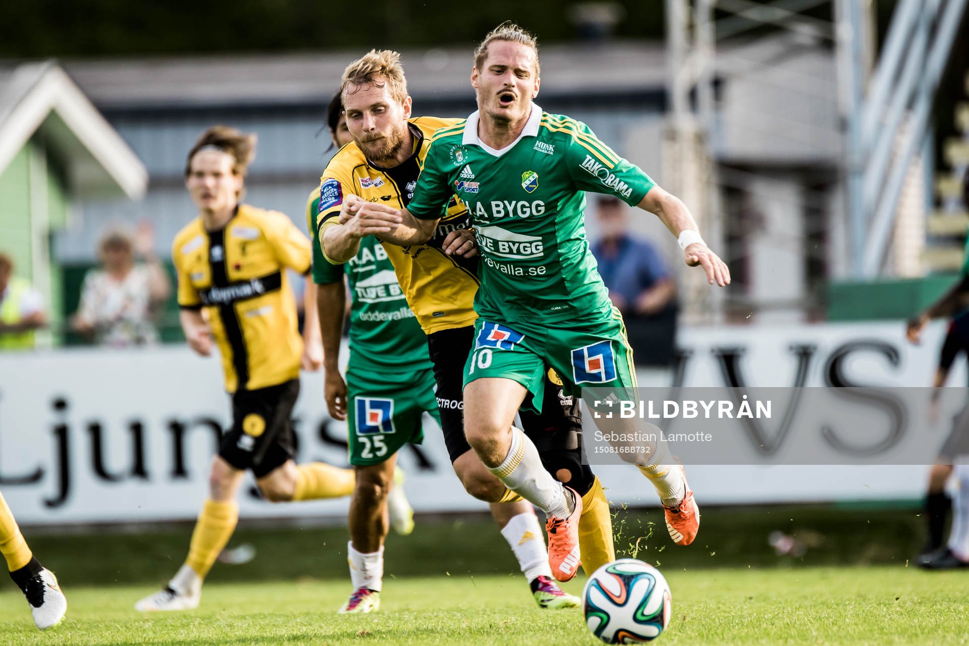 Ljungskiles Jonas Lindberg blir tacklad av Frej Täbys