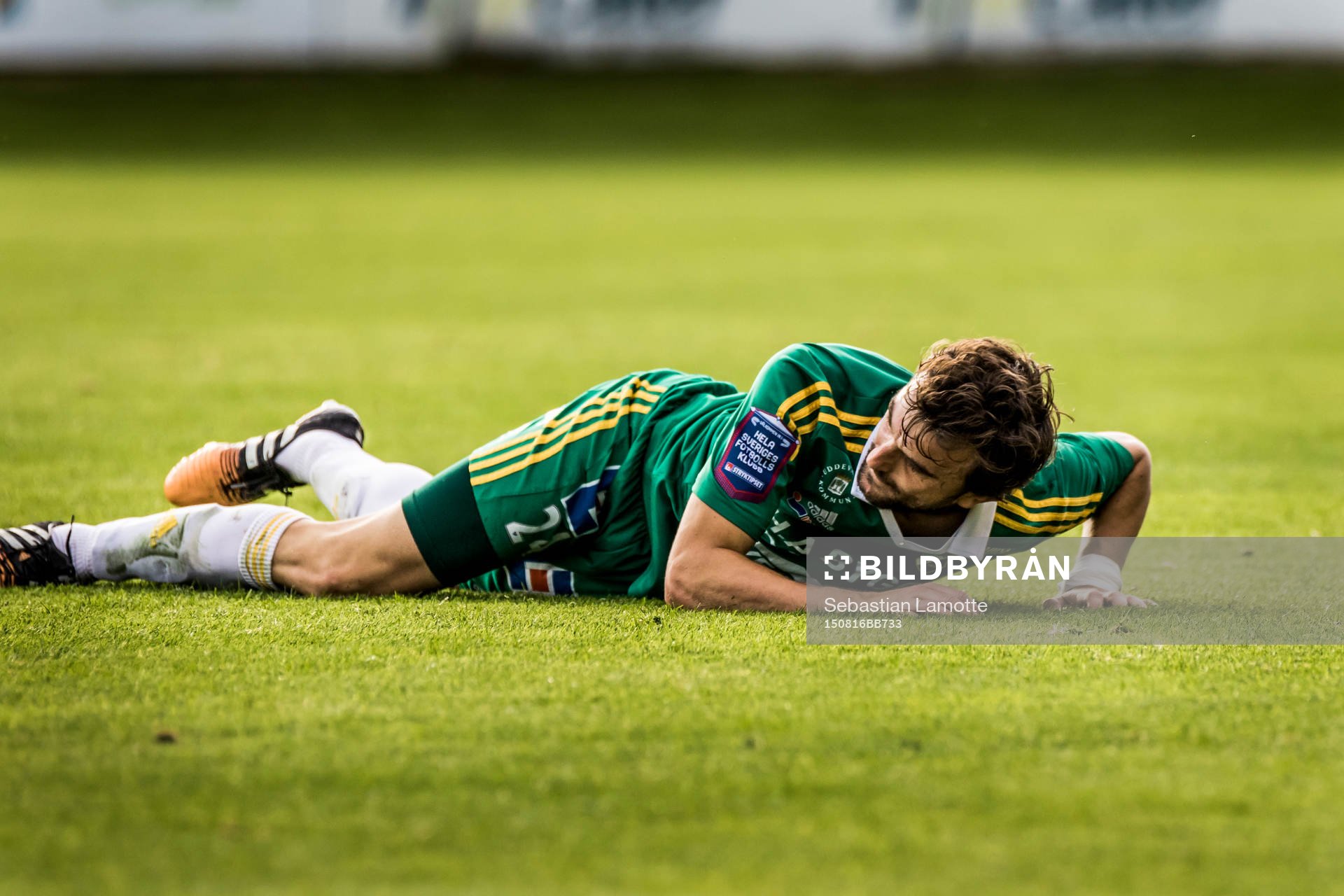 Ljungskiles Aleksandar Kitic liggandes på planen