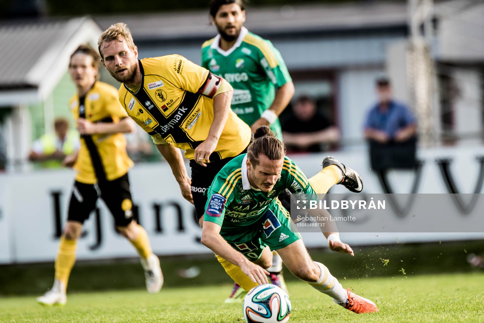 Ljungskiles Jonas Lindberg blir tacklad av Frej Täbys