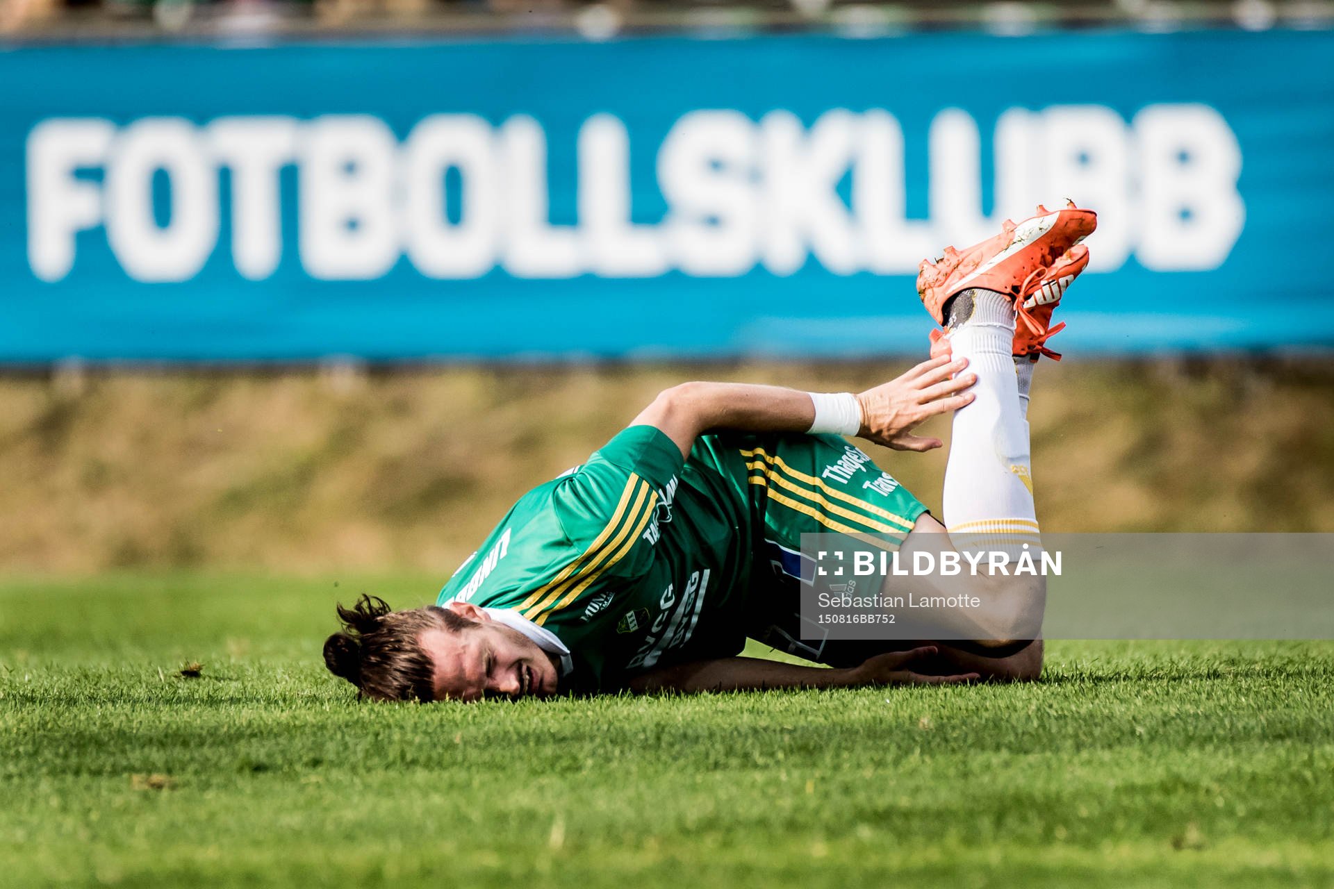 Ljungskiles Jonas Lindberg liggandes på planen