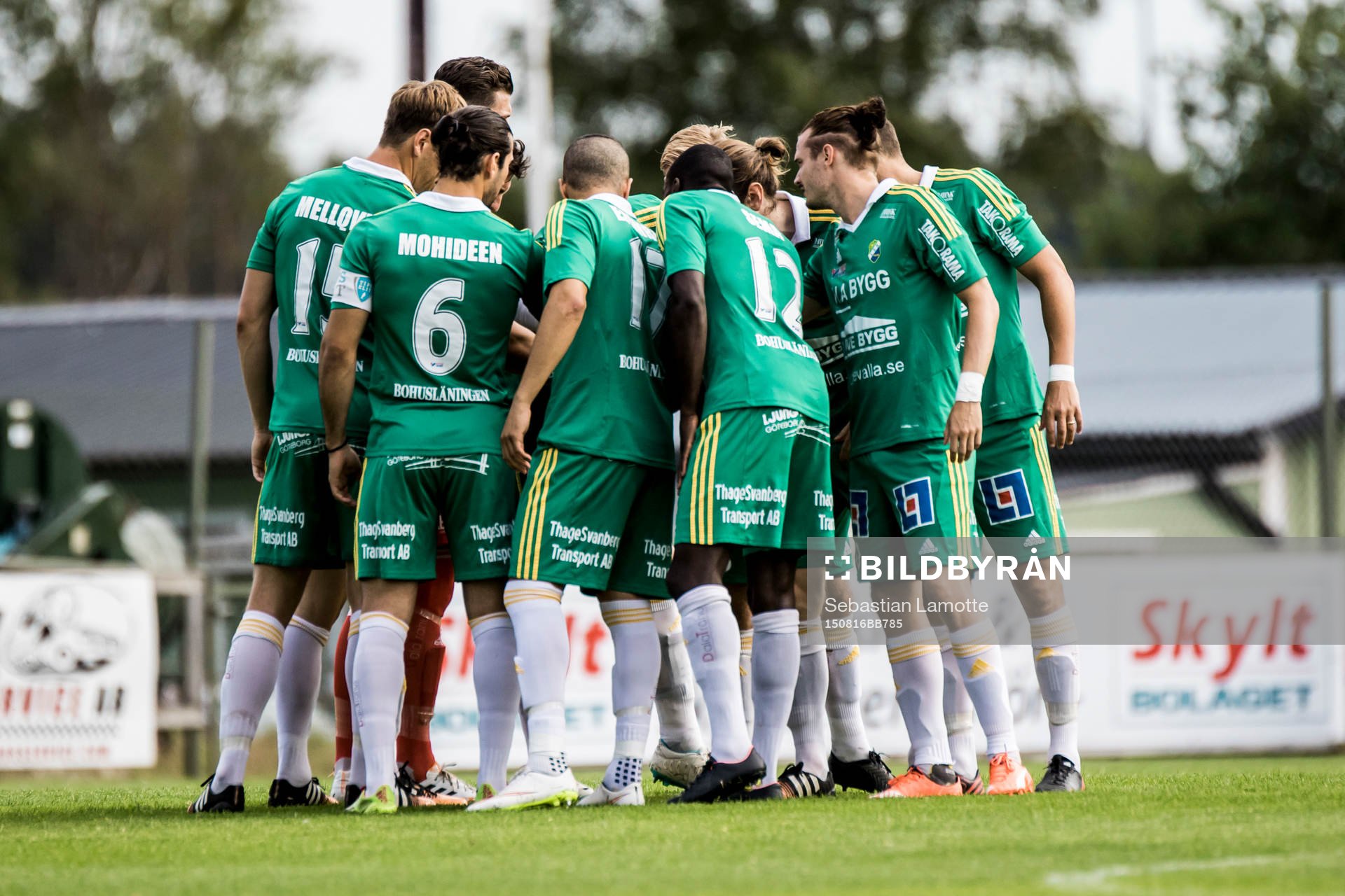 Ljungskiles spelare samlas på planen innan avspark och peppar varandra under fotbollsmatchen i Superettan mellan Ljungskile och Frej Täby den 16 augusti 2015 i Ljungskile.