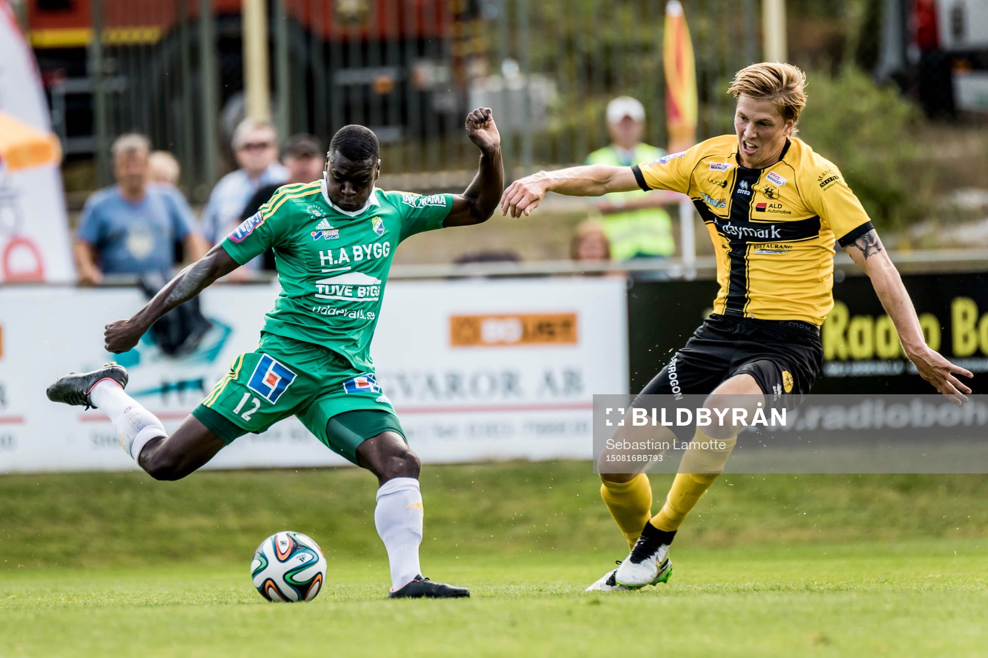 Ljungskiles Ken Sema skjuter