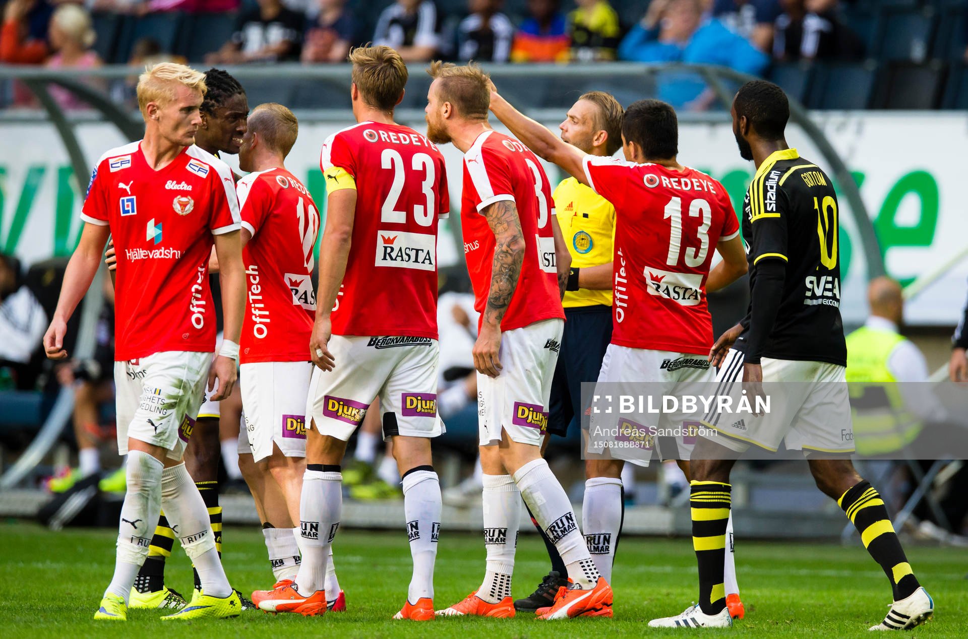 s Dickson Etuhu diskuterar med Kalmars Marcus Nilsson