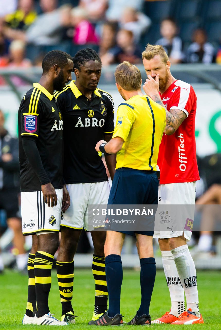 Domare Johan Hamlin samtalar med AIK:s Henok Goitom (v), Dickson Etuhu och Marcus Nilsson efter en incident som gav de två sist nämnda en varning under fotbollsmatchen i Allsvenskan mellan AIK och Kalmar den 16 Augusti 2015 i Stockholm.