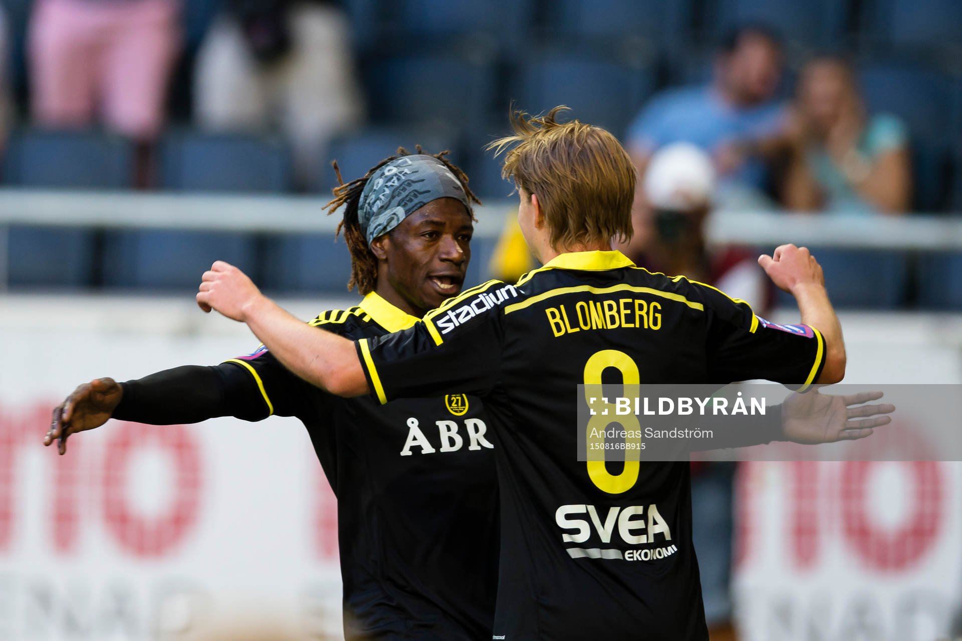 s Johan Blomberg (h) gör 1-0 och gratuleras av Mohamed