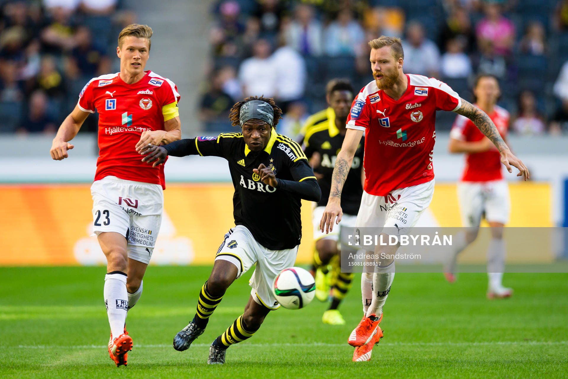 s Mohamed Bangura jagas av Kalmars Viktor Elm (v) och