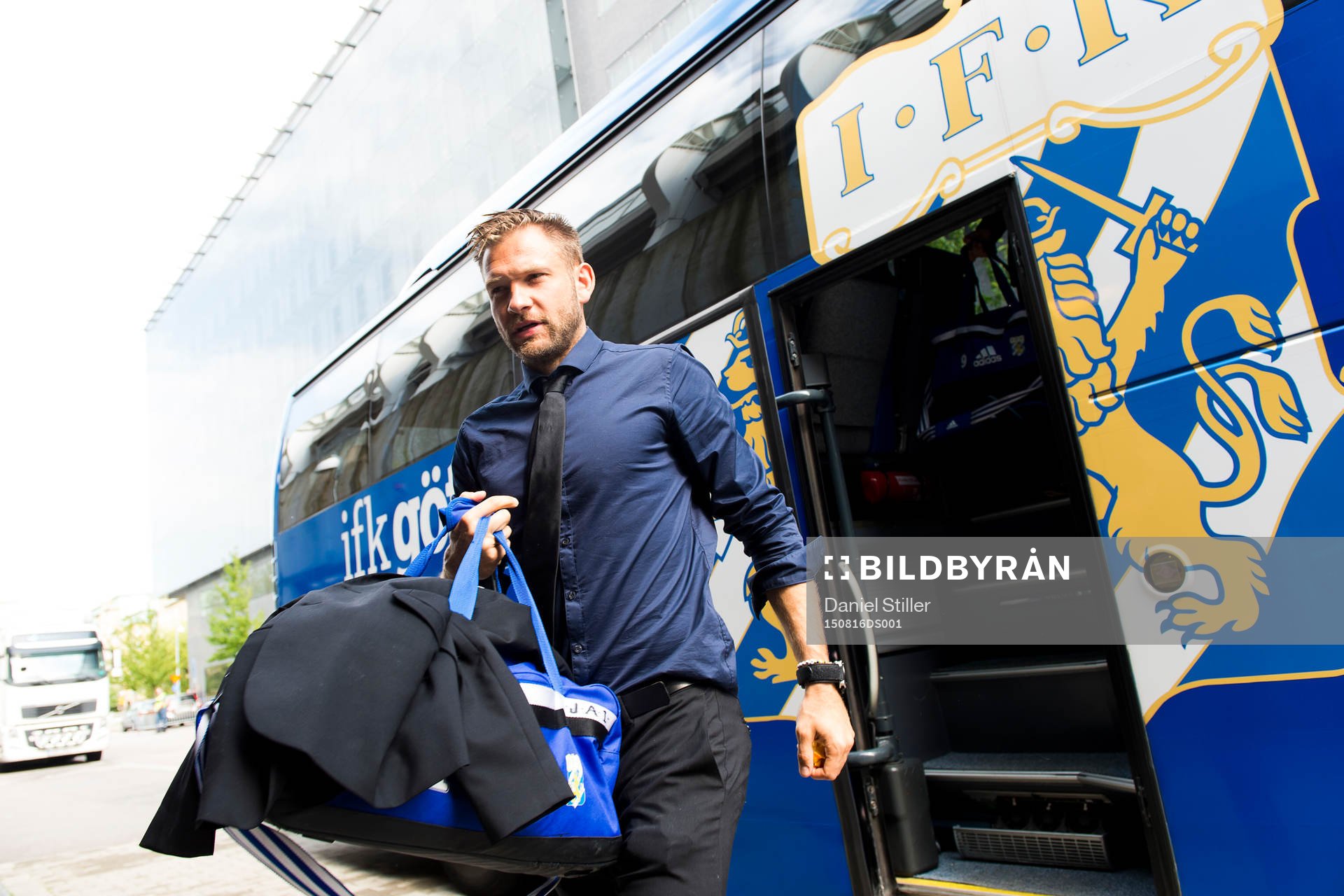 IFK Göteborgs målvakt John Alvbåge går av bussen
