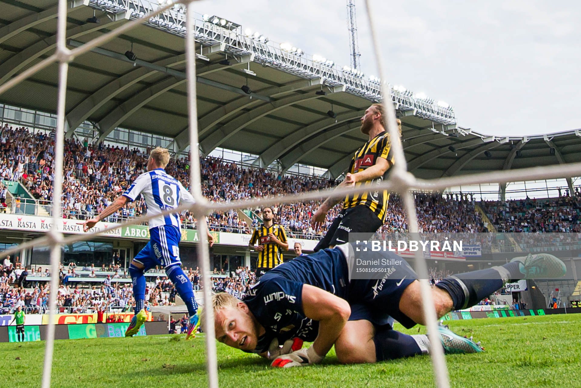 Häckens målvakt Peter Abrahamsson deppar