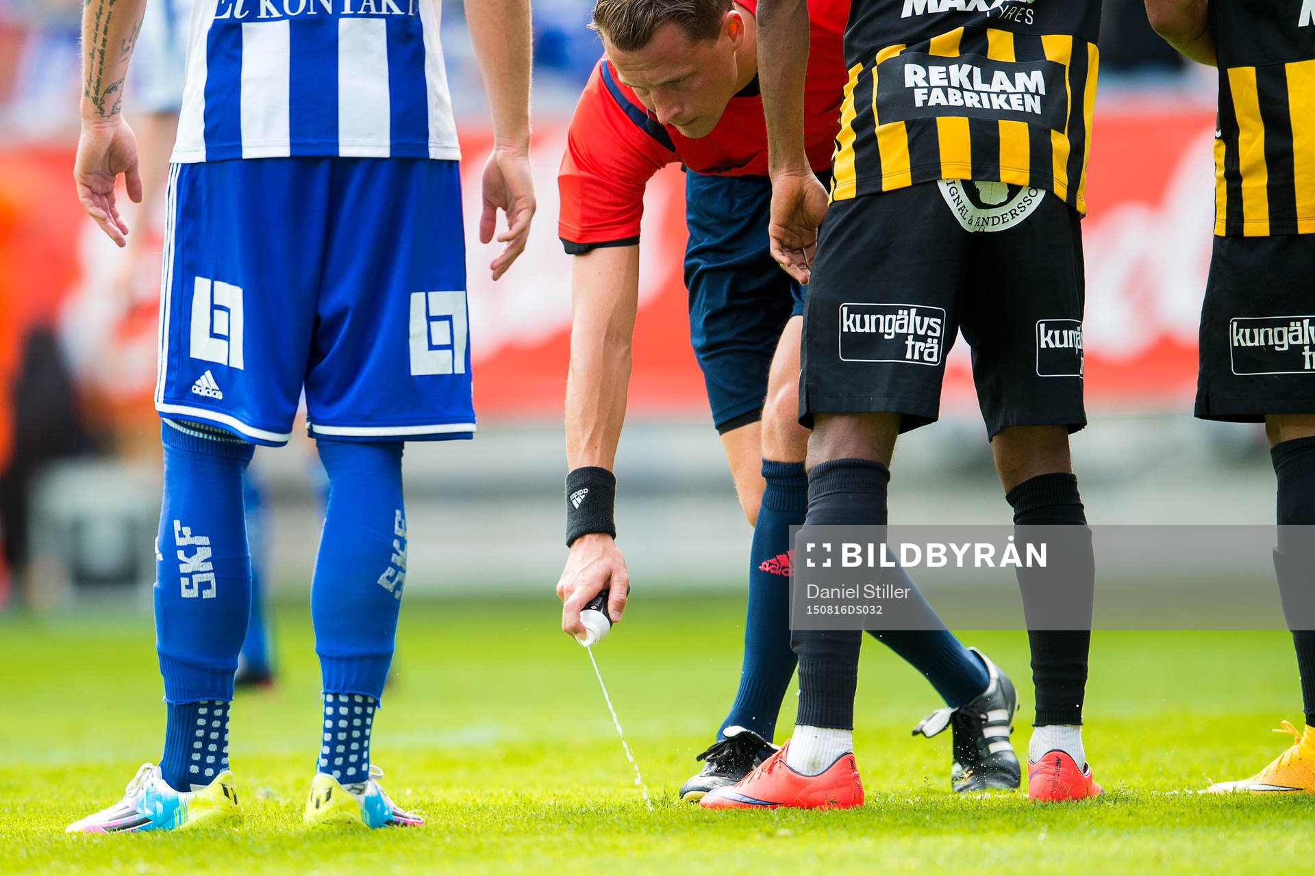 Domare Andreas Ekberg sprayar frisparkslinje