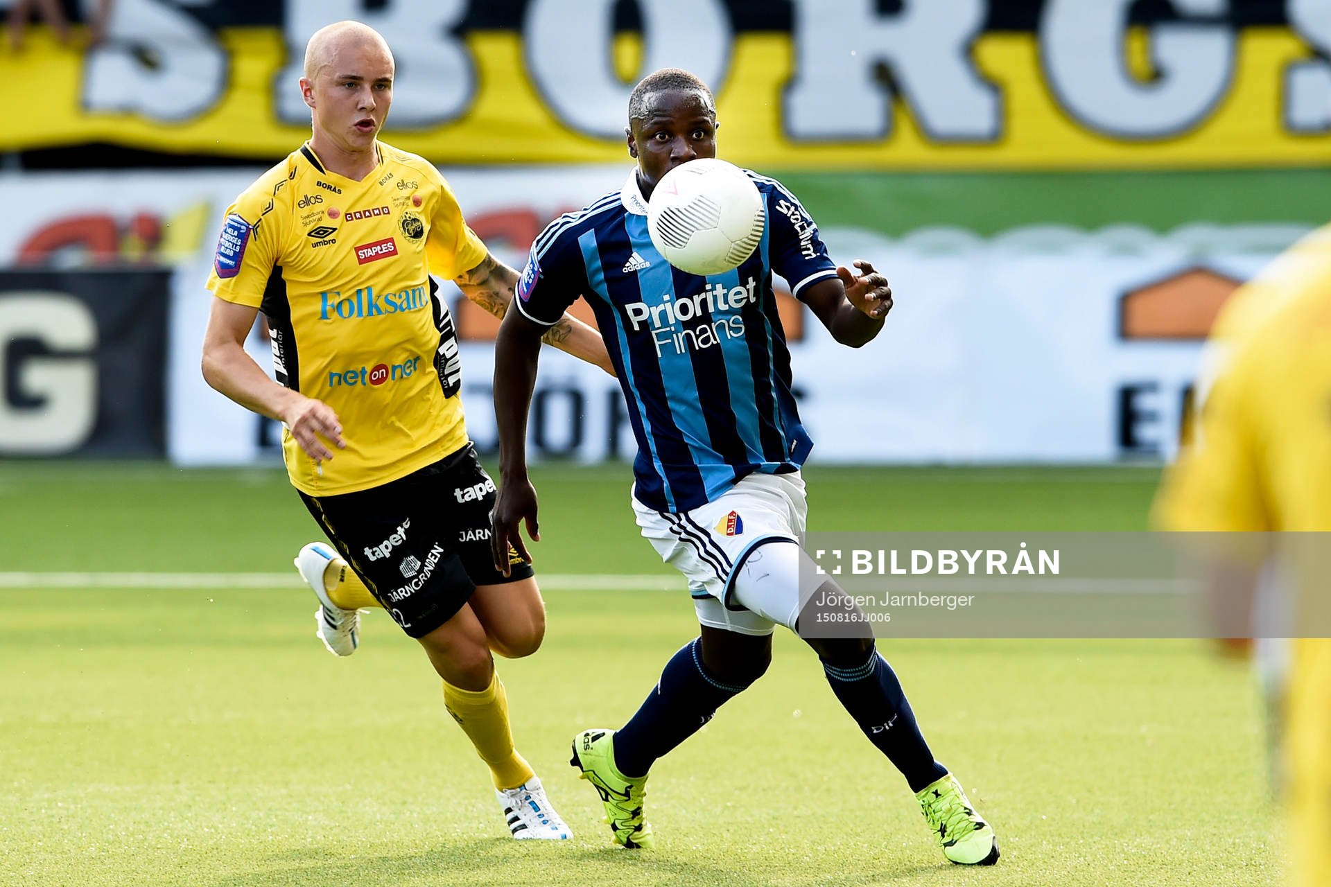 Djurgårdens Nyasha Mushekwi och Elfsborgs Sebastian Holmén
