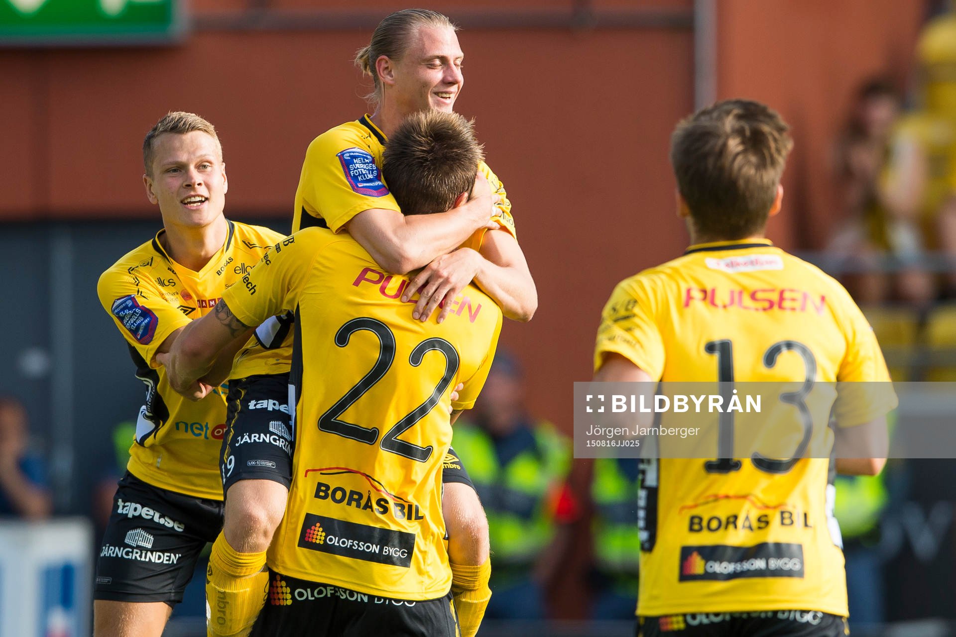Elfsborgs Viktor Prodell (rygg mot kameran) kramas om av Simon Hedlund och Viktor Claesson efter att gjort 1-0 under en fotbollsmatch i Allsvenskan mellan Elfsborg och Djurgården den 16 augusti 2015 i Borås.