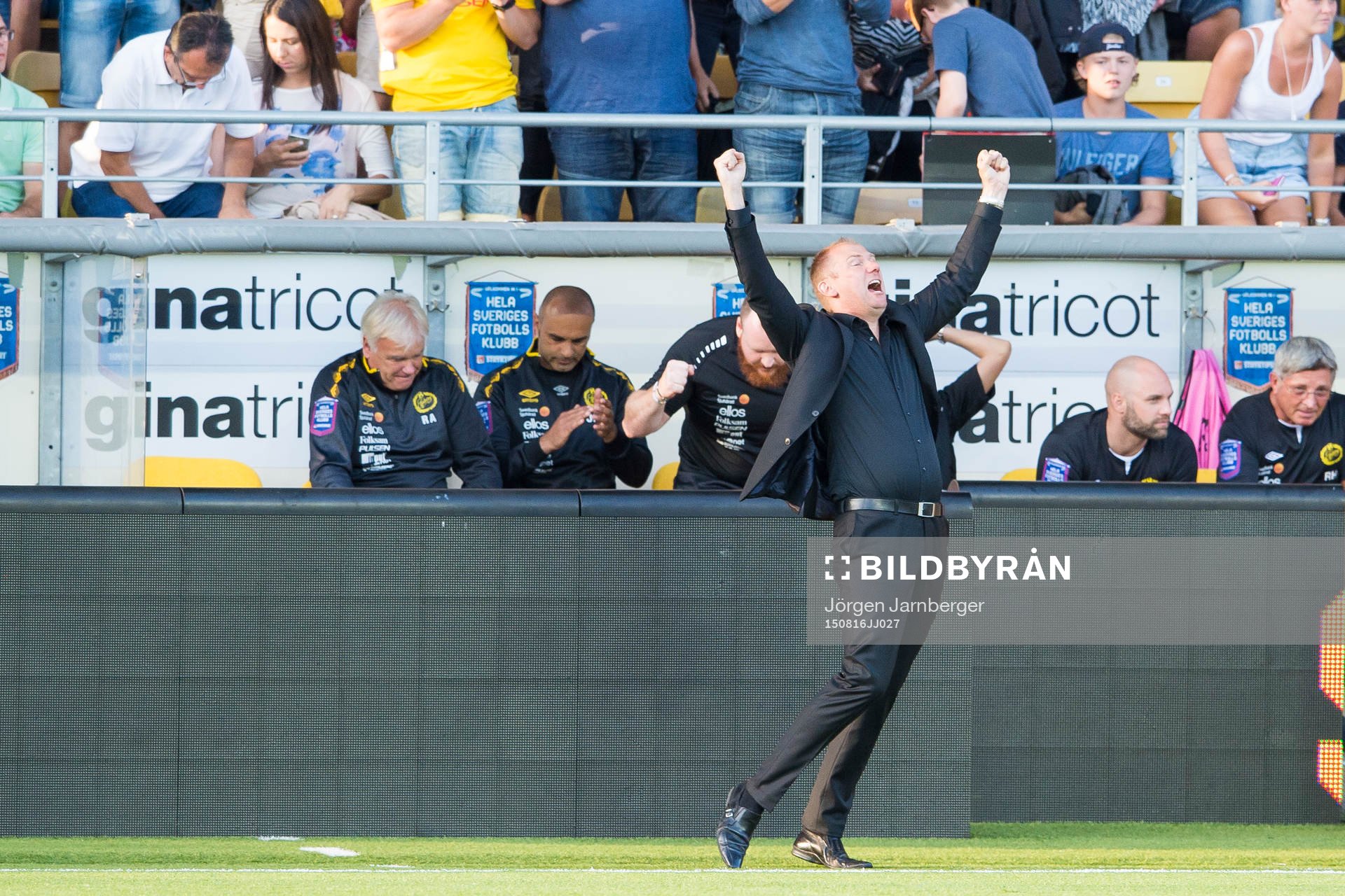 Elfsborgs manager Magnus Haglund jublar efter slutsignalen en fotbollsmatch i Allsvenskan mellan Elfsborg och Djurgården den 16 augusti 2015 i Borås.