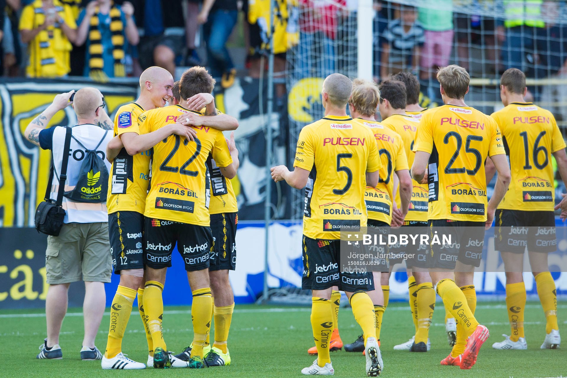 Elfsborgs Viktor Prodell (rygg mot kameran) kramas om av