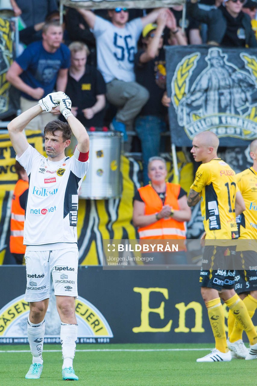 Elfsborgs målvakt Kevin Stuhr Ellegaard tackar publiken