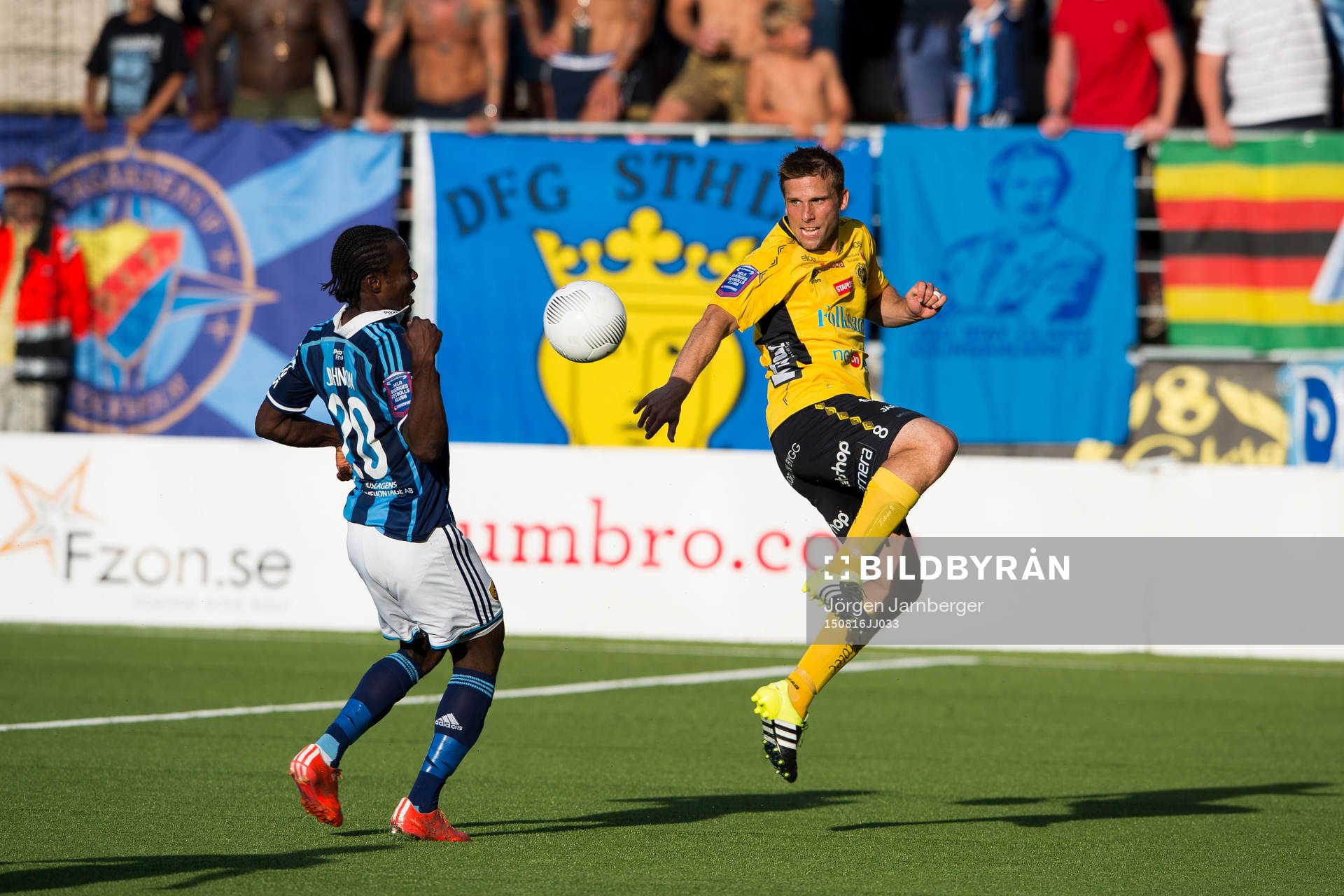 Elfsborgs Anders Svensson tar ner bollen framför