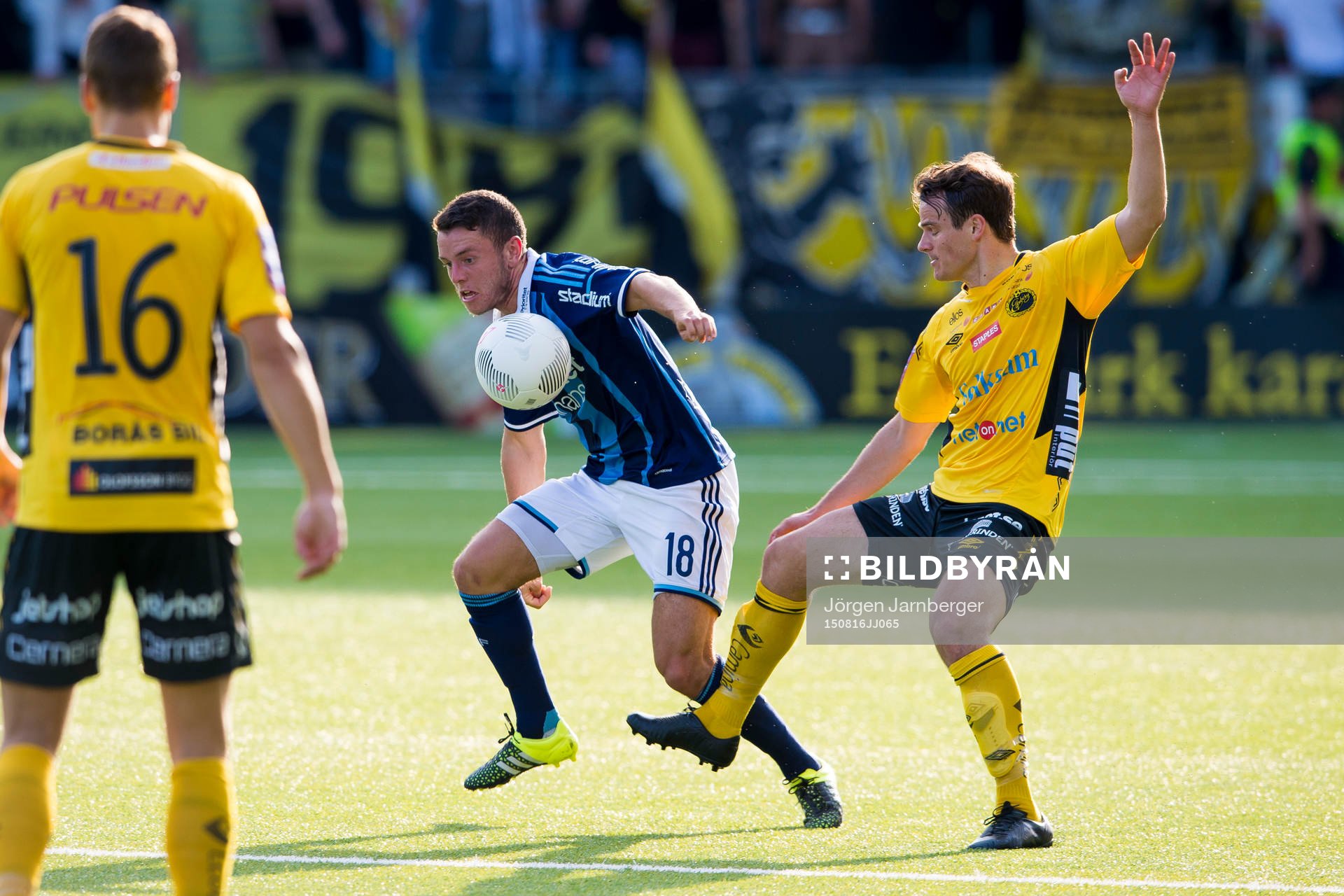 Djurgårdens Kerim Mrabti och Elfsborgs Henning Hauger