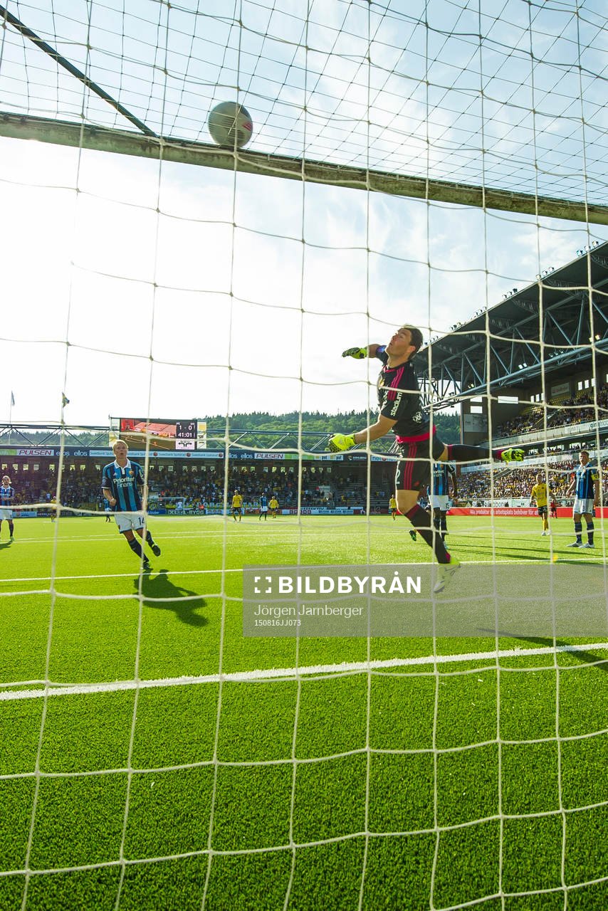 Djurgårdens målvakt Kenneth Høie tippar bollen över