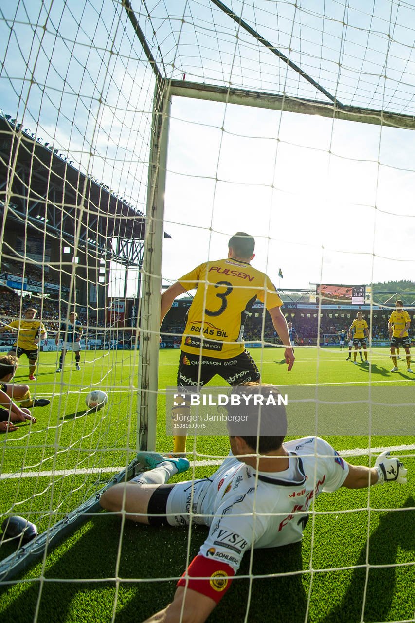 Elfsborgs målvakt Kevin Stuhr Ellegaard räddar på