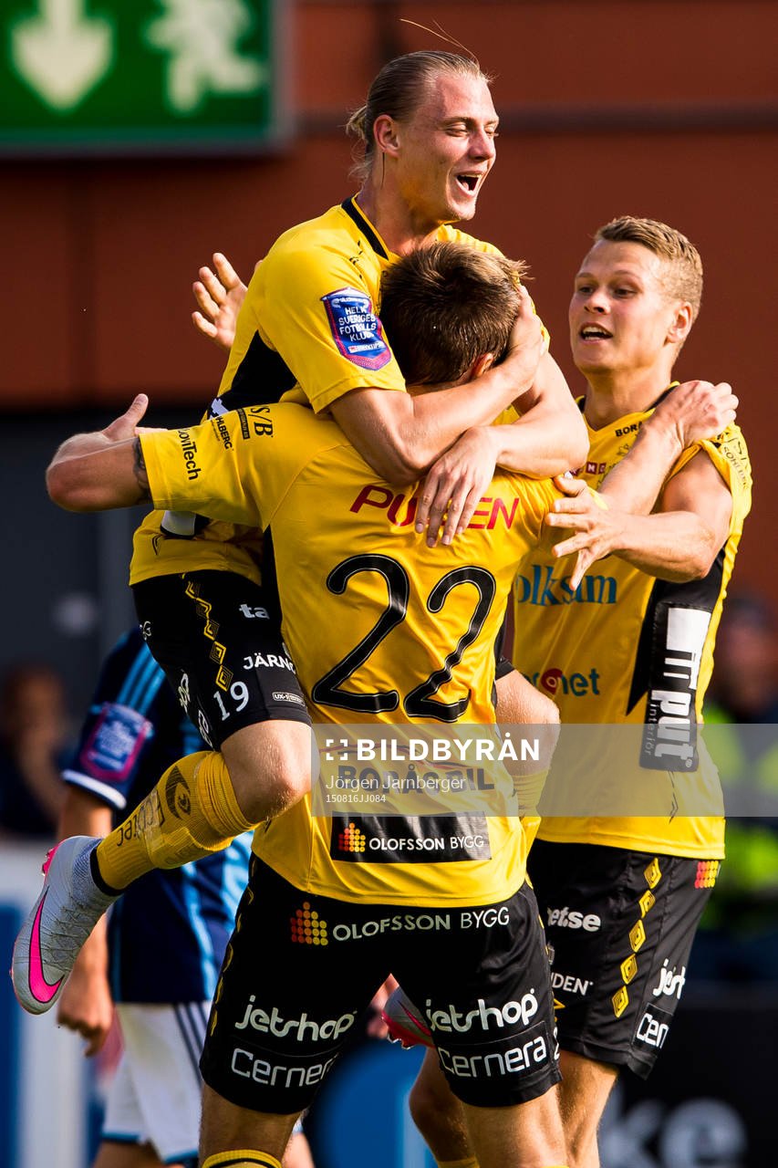 Elfsborgs Viktor Prodell jublar ihop med Simon Hedlund och