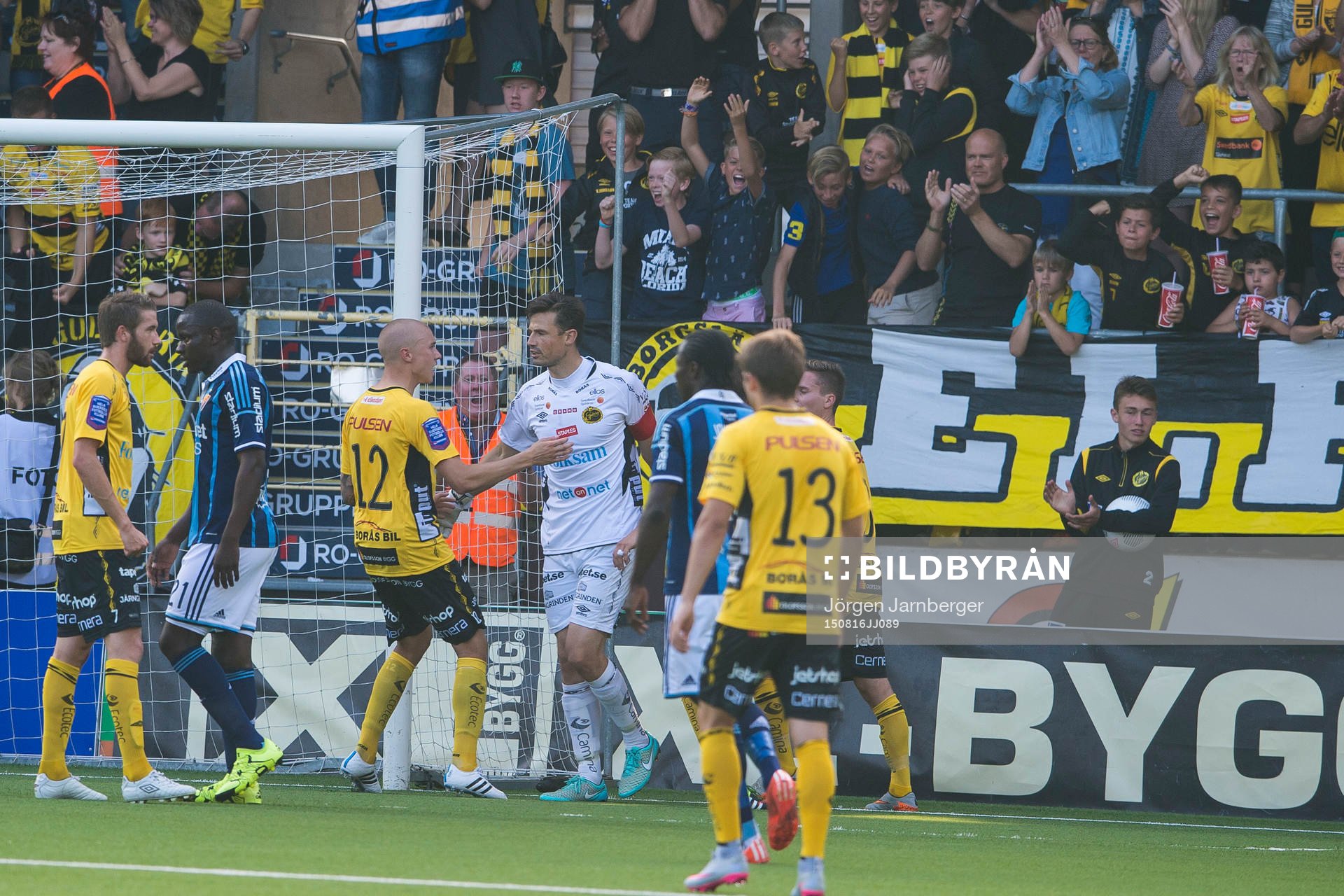 Elfsborgs målvakt Kevin Stuhr Ellegaard räddar en straff