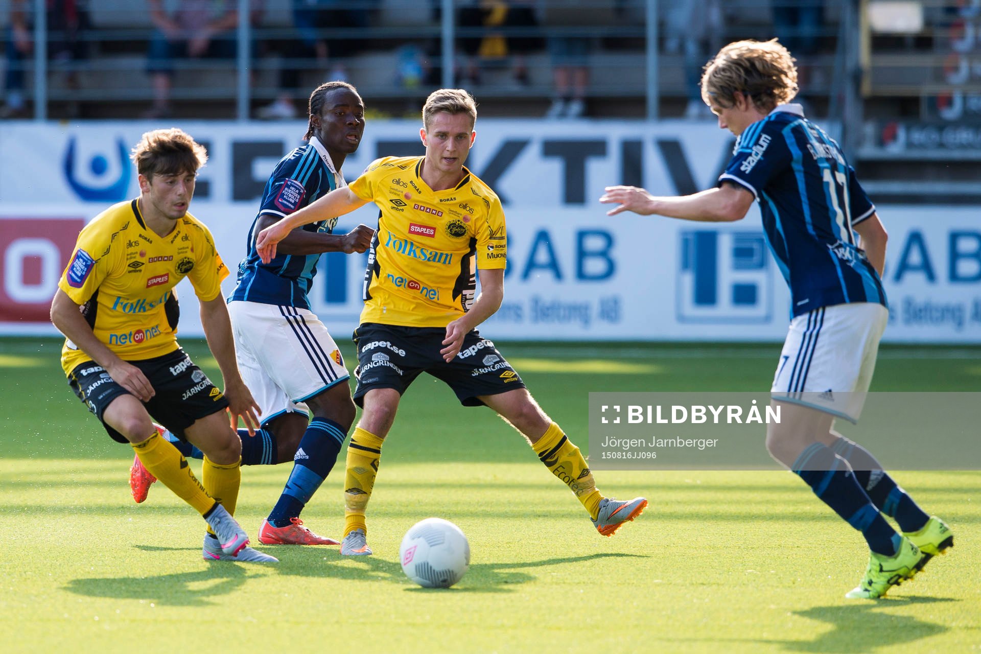 Kamp mellan Elfsborgs Arber Zeneli och Adam Lundqvist mot