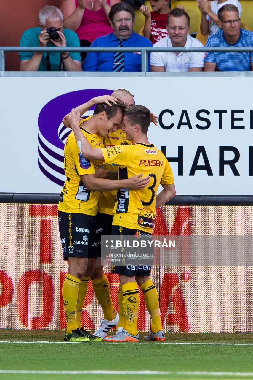 Elfsborgs Viktor Prodell (v) klappas om