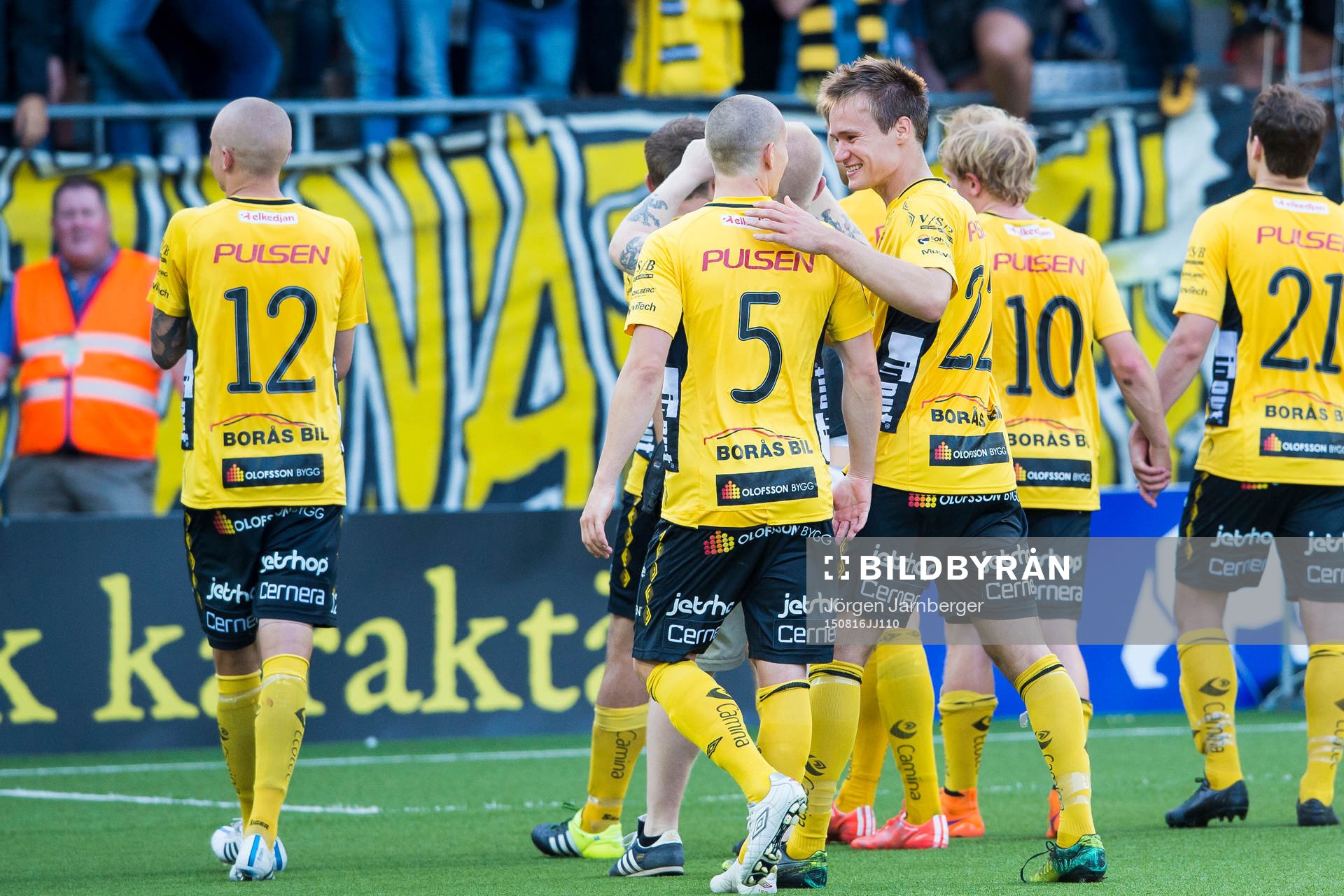 Elfsborgs två målsskytt Viktor Prodell klappar om