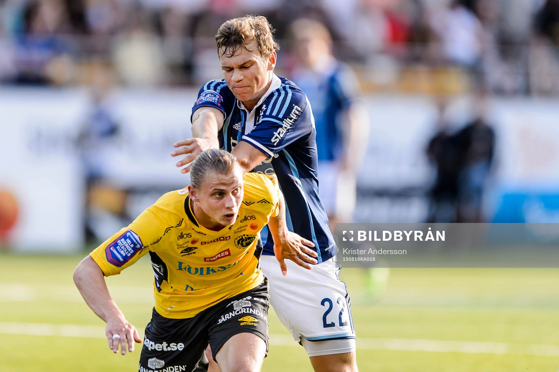 Djurgårdens Jesper Karlström knuffar Elfsborgs Simon