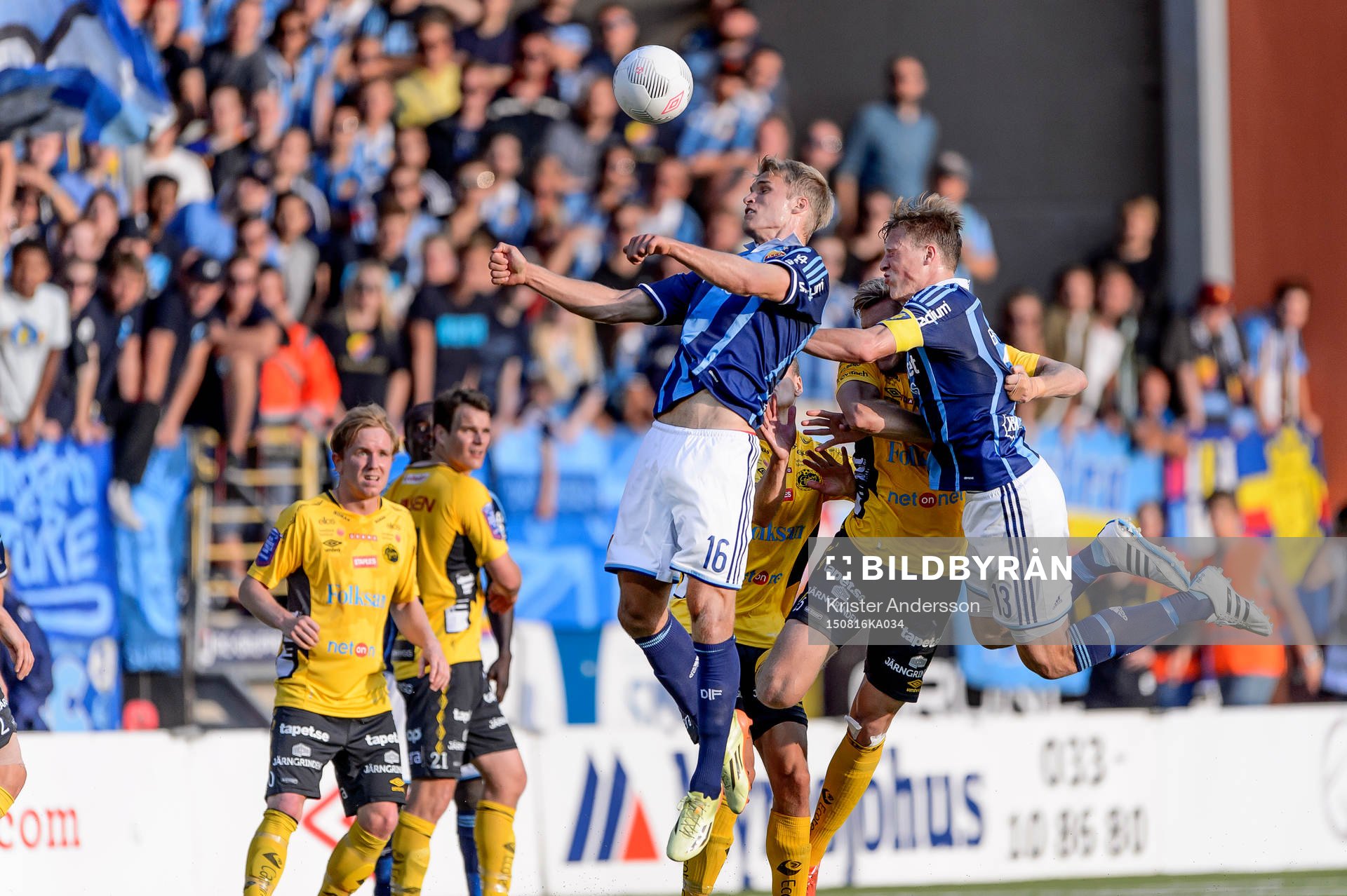 Djurgårdens Sebastian Andersson och Emil Bergström i kamp med Elfsborgs försvar vid hörna under en fotbollsmatch i Allsvenskan mellan Elfsborg och Djurgården den 16 augusti 2015 i Borås.