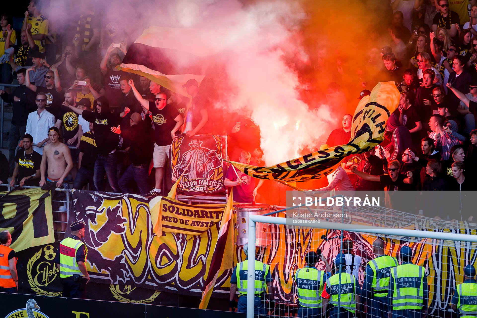 Elfsborgs supportrar kastar in bengaler