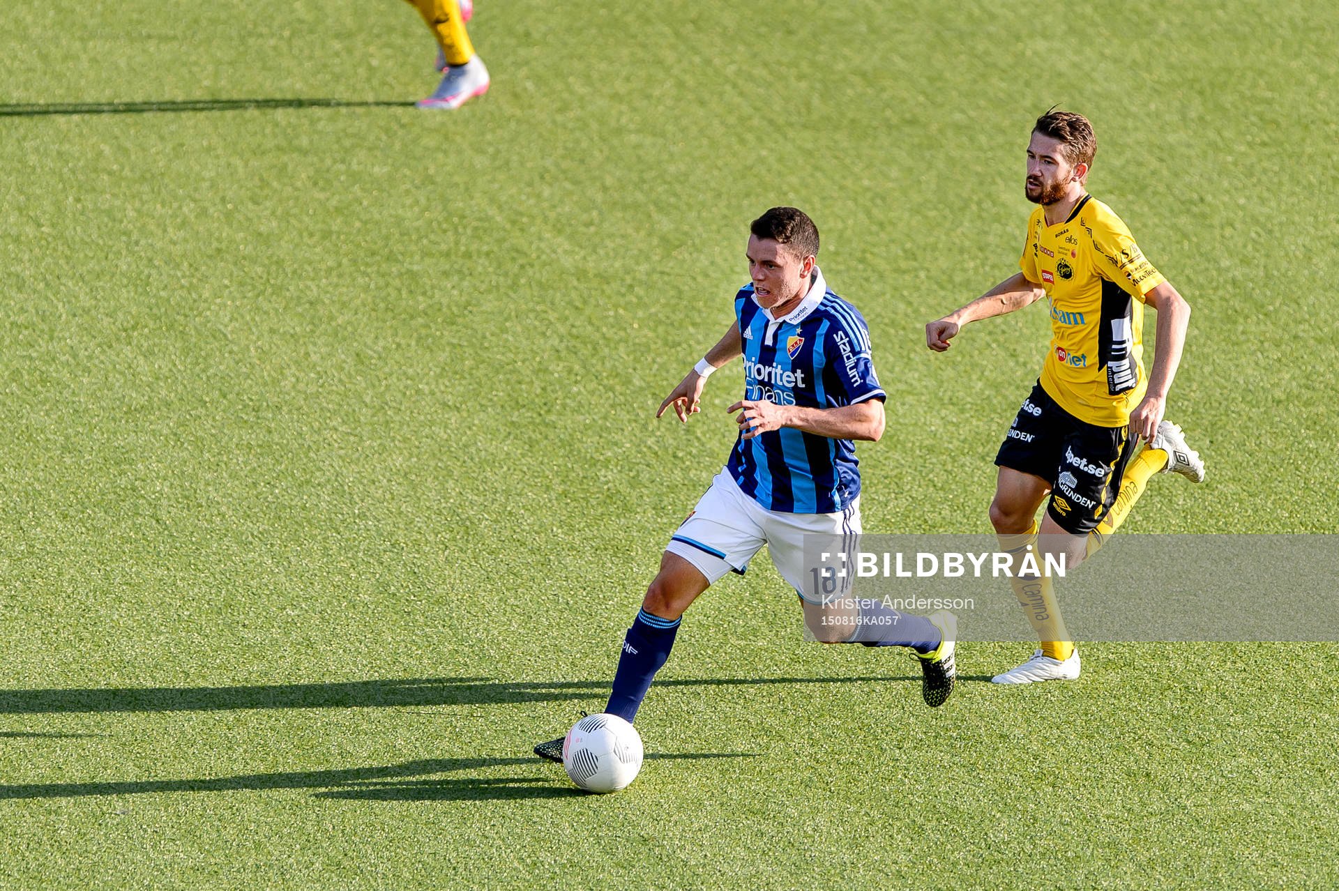 Djurgårdens Kerim Mrabti jagas av Elfsborgs Marcus Rohdén