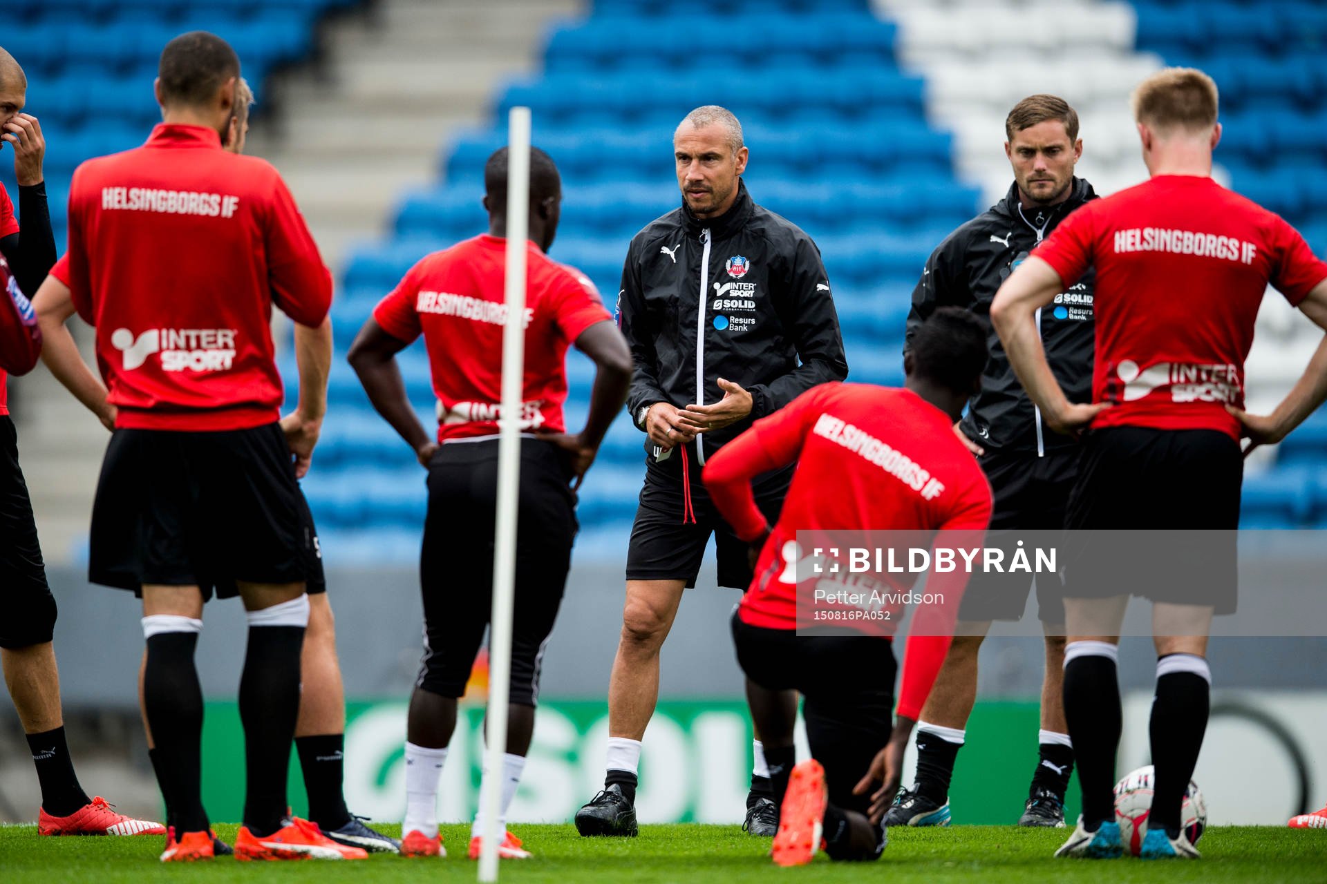 Manager Henrik Larsson har samling med spelarna