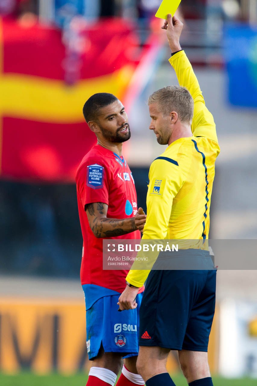 Helsingborgs Victor Palsson får gul kort av domaren Glenn