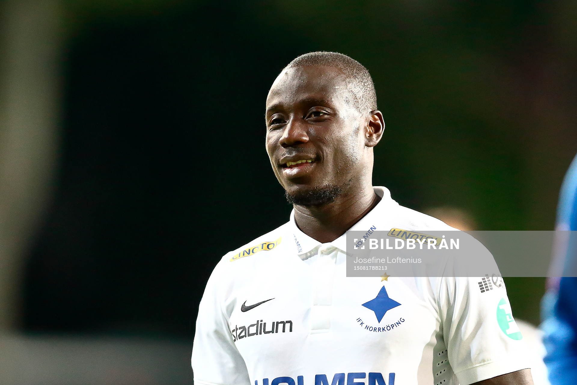 Norrköpings Alhaji Kamara ser glad ut