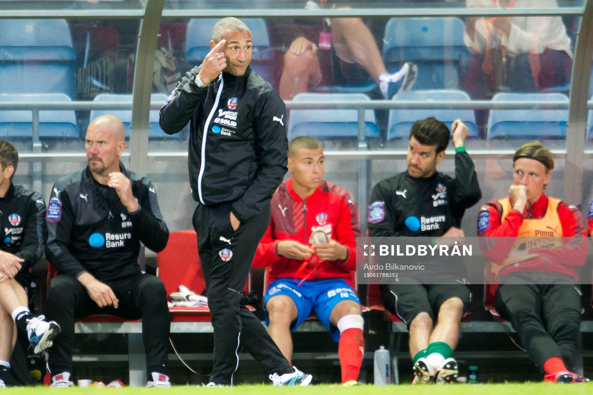Helsingborgs manager Henrik Larsson gestikulerar