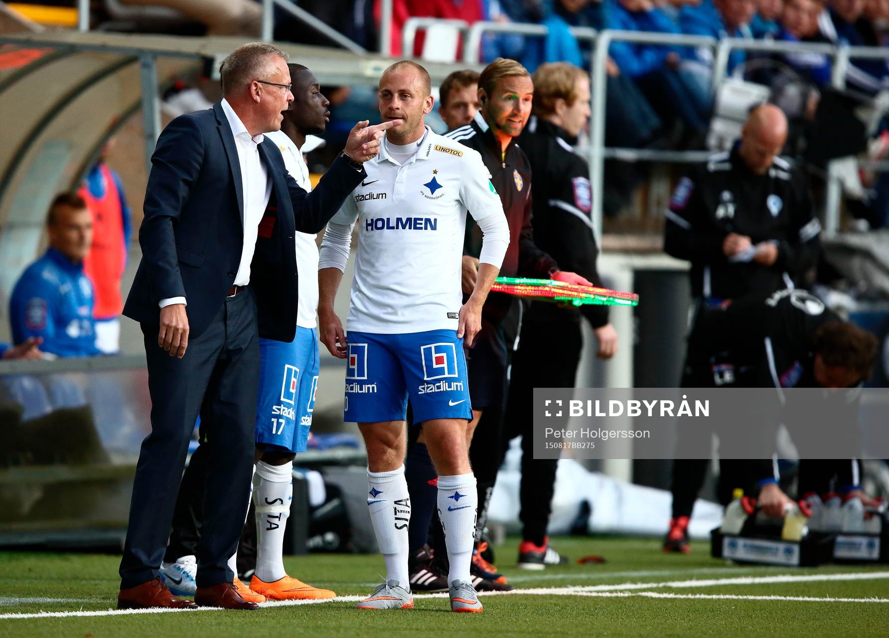 Norrköpings tränare Jan Andersson ger instruktioner till