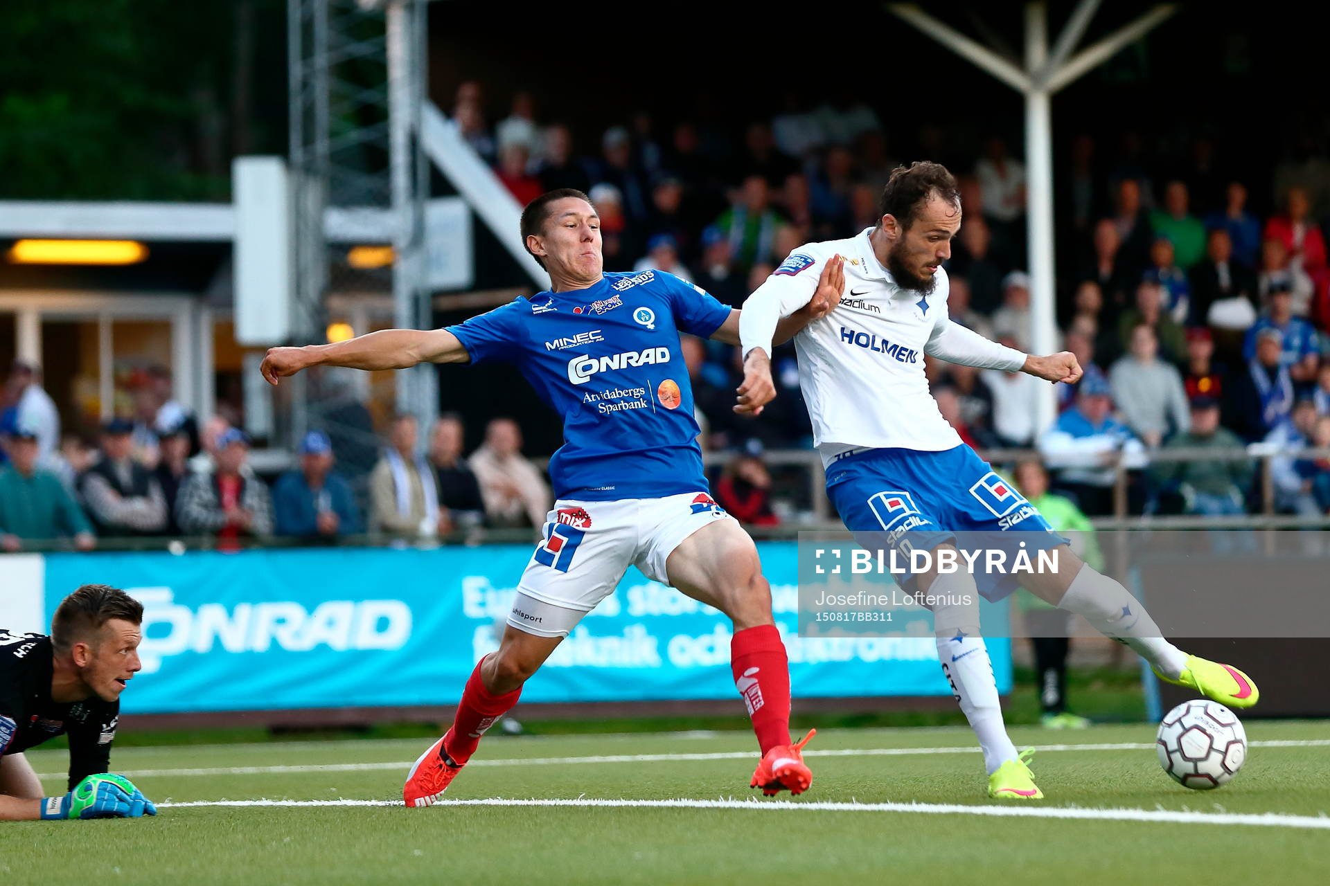 Åtvidabergs målvakt Gustav Jansson ser på när Sebastian
