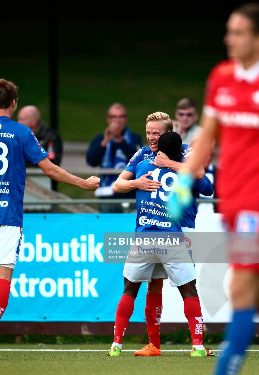 Åtvidabergs John Owoeri och Andreas Dahlén jublar