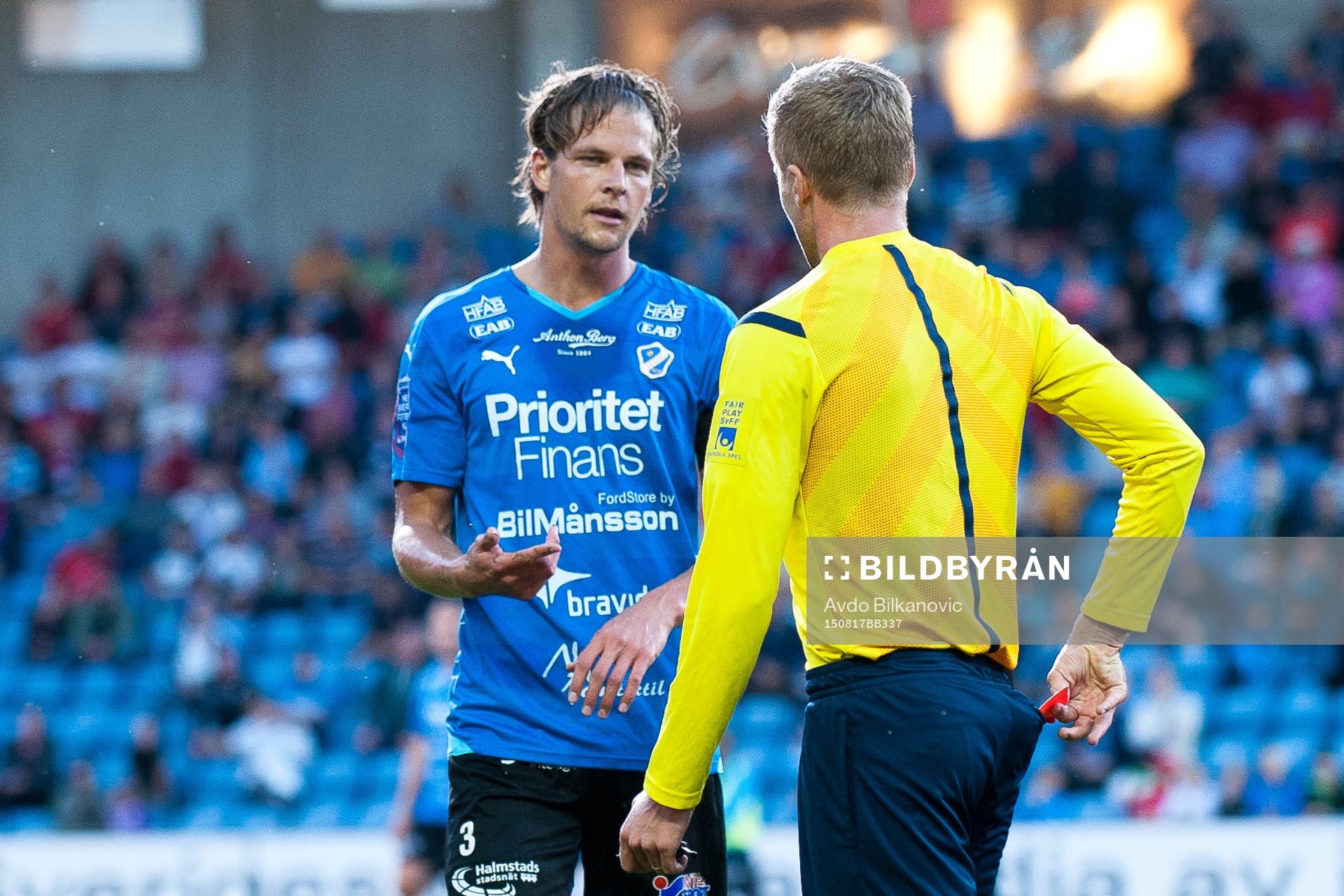 Halmstads Fredrik Liverstam får rött kort (utvisad) av