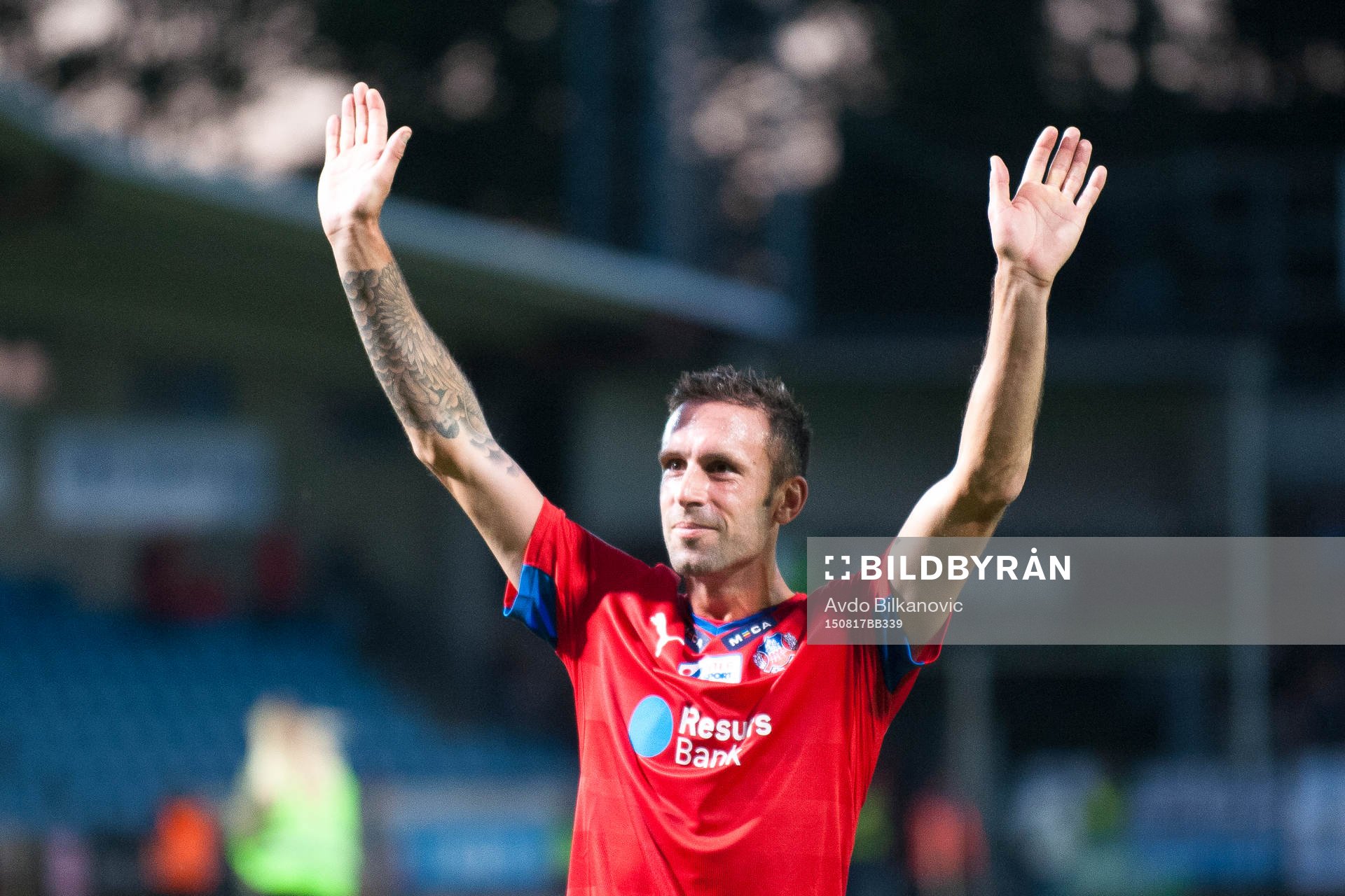 Helsingborgs Rade Price tackar publiken efter slutsignalen under fotbollsmatchen i Allsvenskan mellan Helsingborg och Halmstad den 17 augusti 2015 i Helsingborg