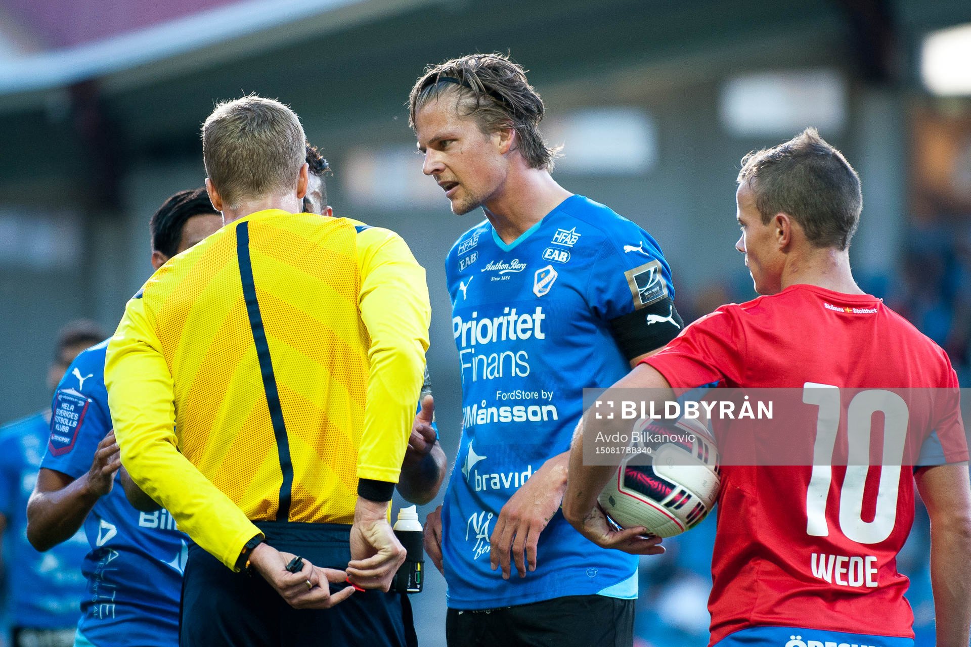 Halmstads Fredrik Liverstam får rött kort (utvisad) av domare Glenn Nyberg under fotbollsmatchen i Allsvenskan mellan Helsingborg och Halmstad den 17 augusti 2015 i Helsingborg