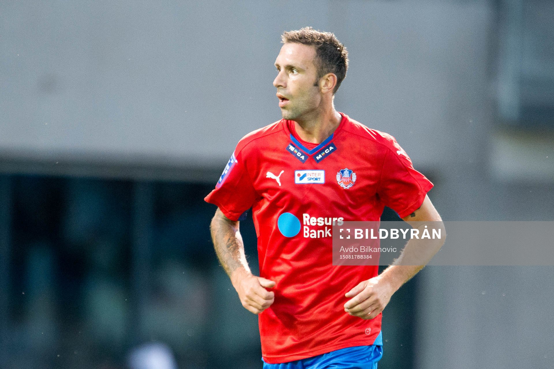 Helsingborgs Rade Price tackar publiken efter slutsignalen under fotbollsmatchen i Allsvenskan mellan Helsingborg och Halmstad den 17 augusti 2015 i Helsingborg