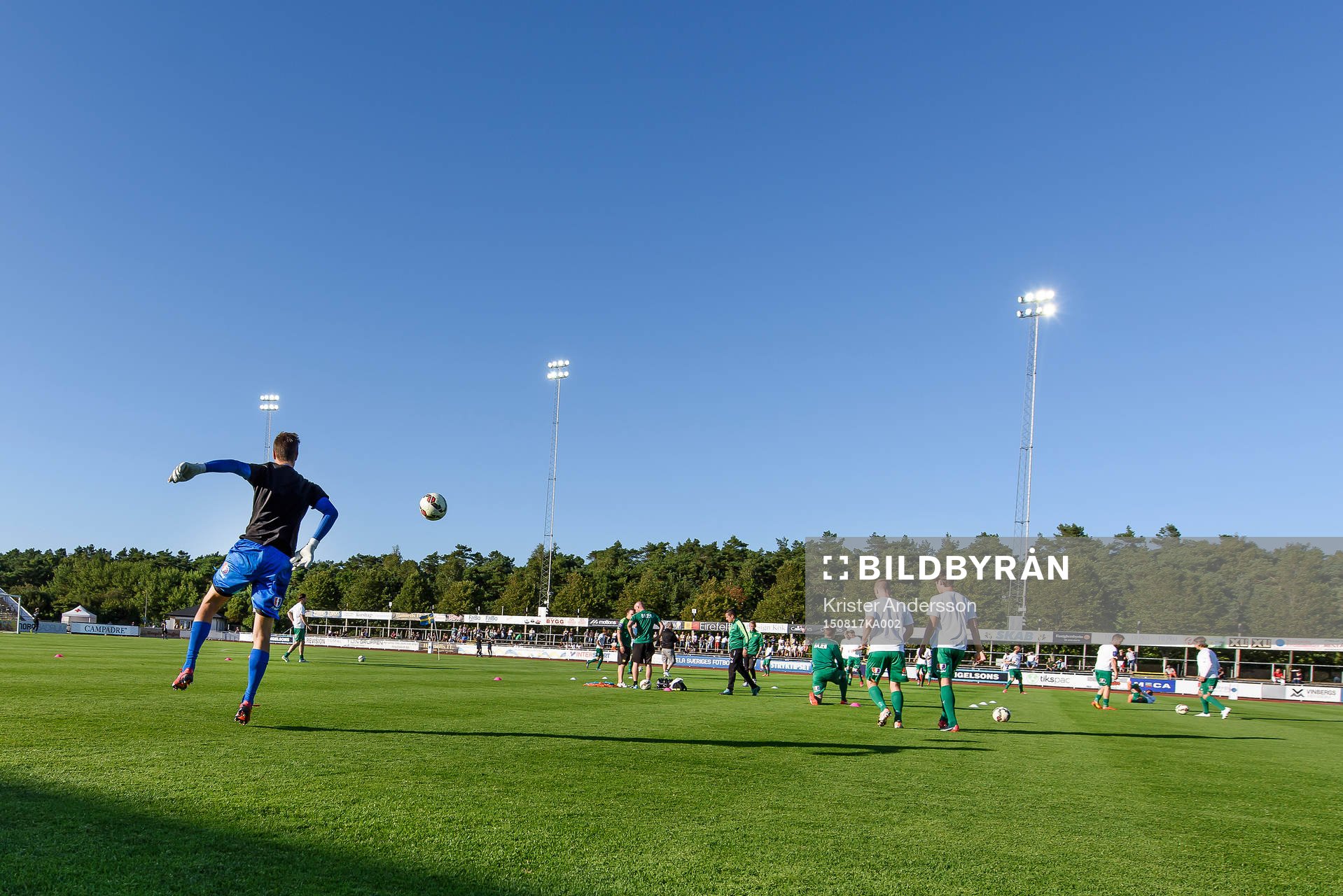 Hammarbys spelare värmer upp före fotbollsmatchen i