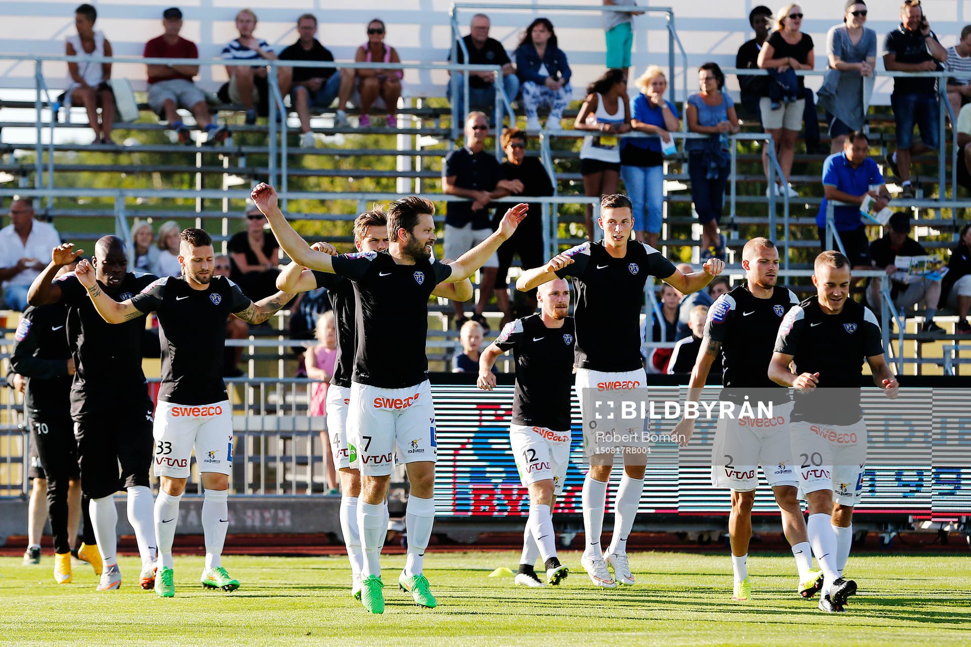 Falkenbergs spelare värmer upp