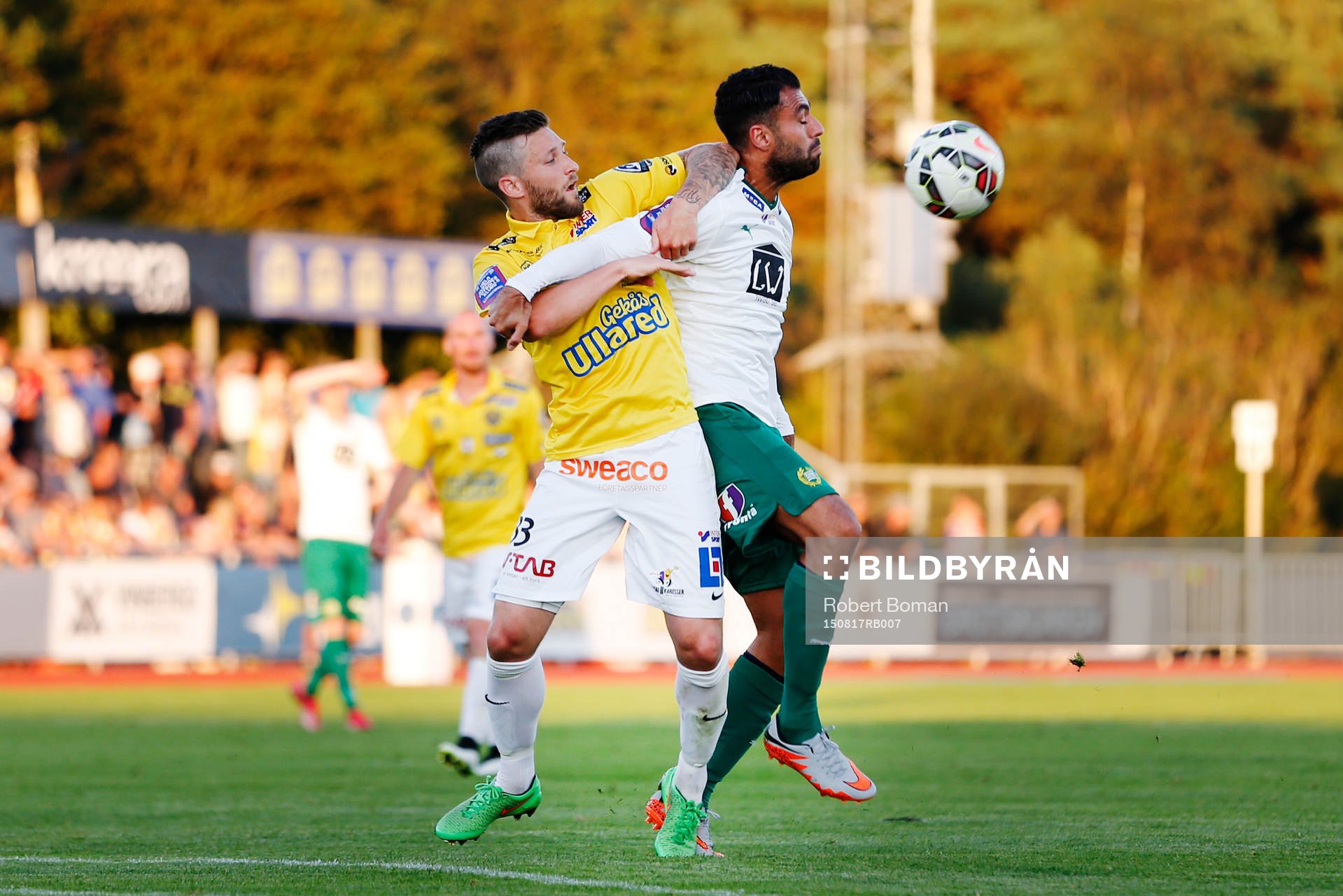 Hammarbys Imad Khalili och Falkenbergs Tibor Joza i kamp om