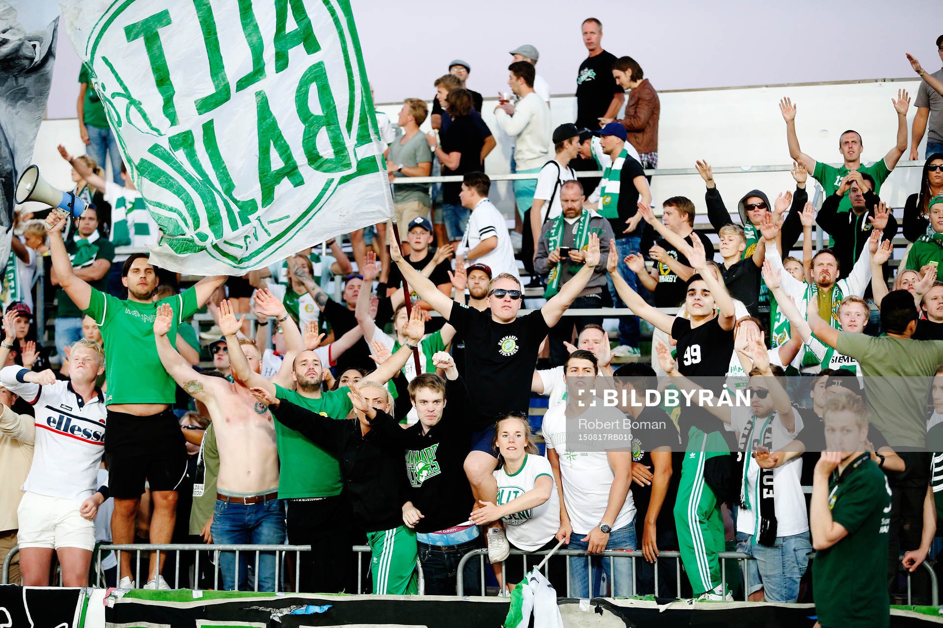 Hammarbys supportrar jublar