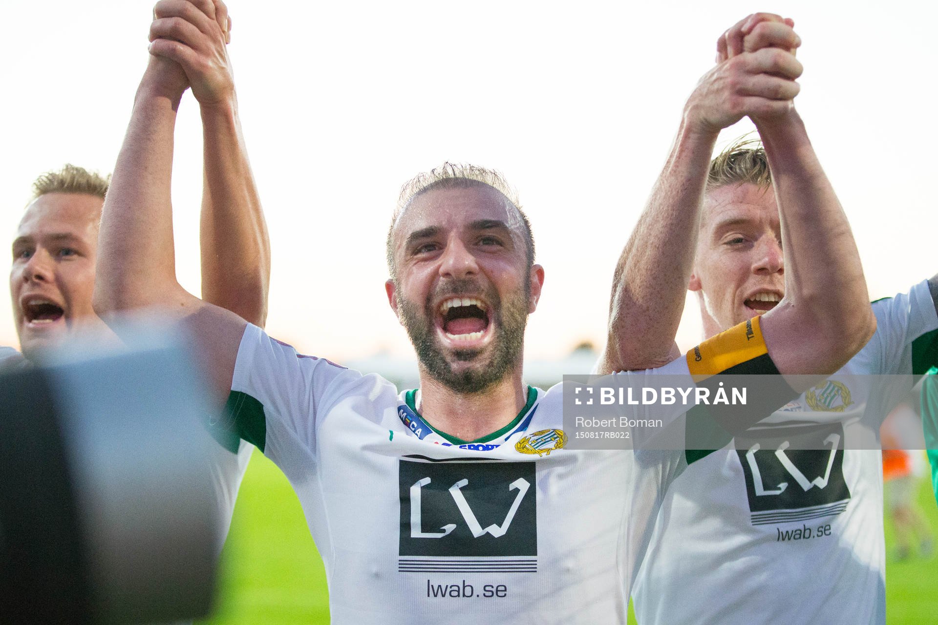 Hammarbys Kennedy Bakircioglu jublar tillsammans med sina lagkamrater efter fotbollsmatchen i Allsvenskan mellan Falkenberg och Hammarby den 17 Augusti 2015 i Falkenberg.
